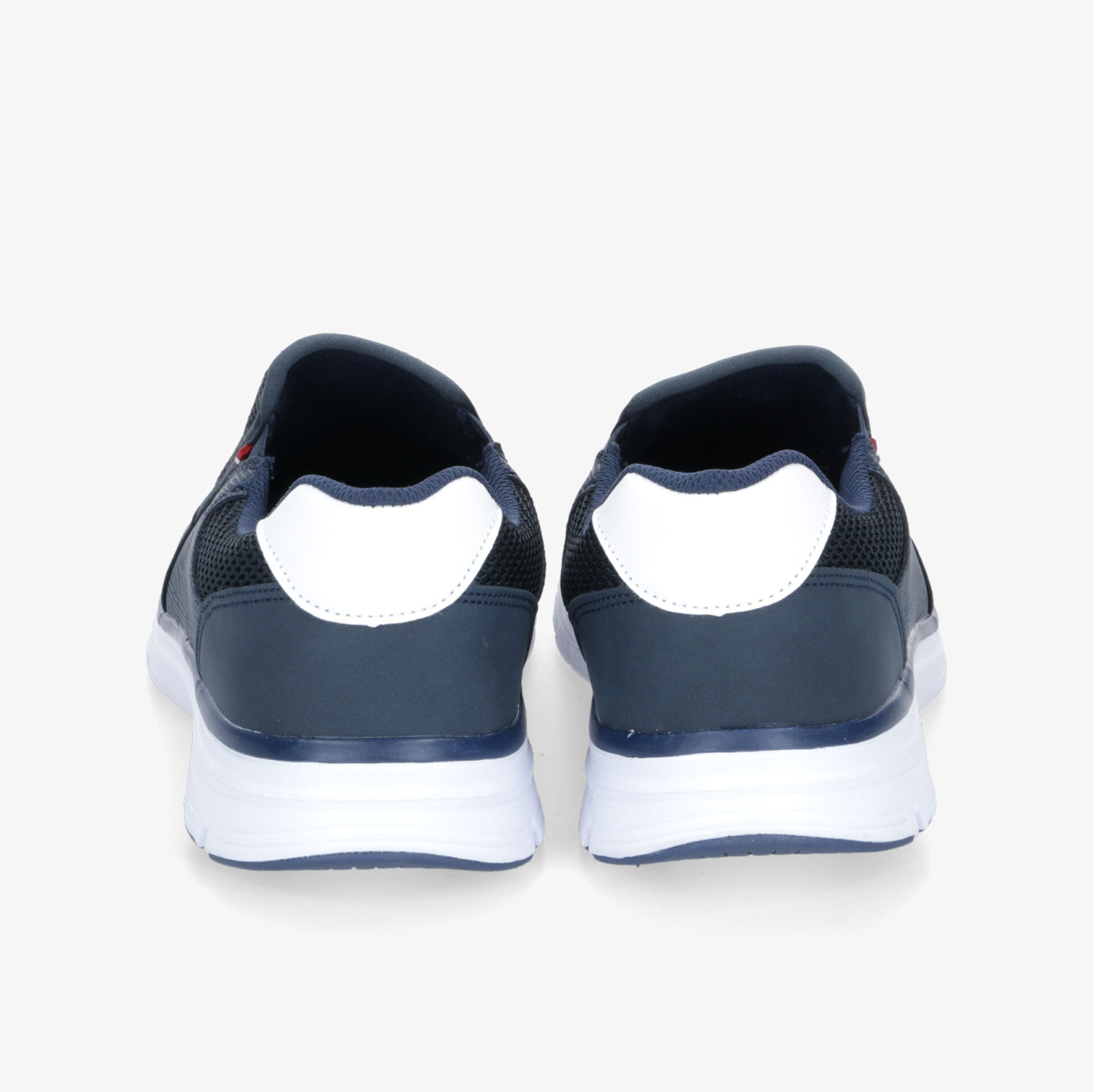 Rückansicht von modernen Sneakern mit zeitlosem Design und komfortabler Passform.