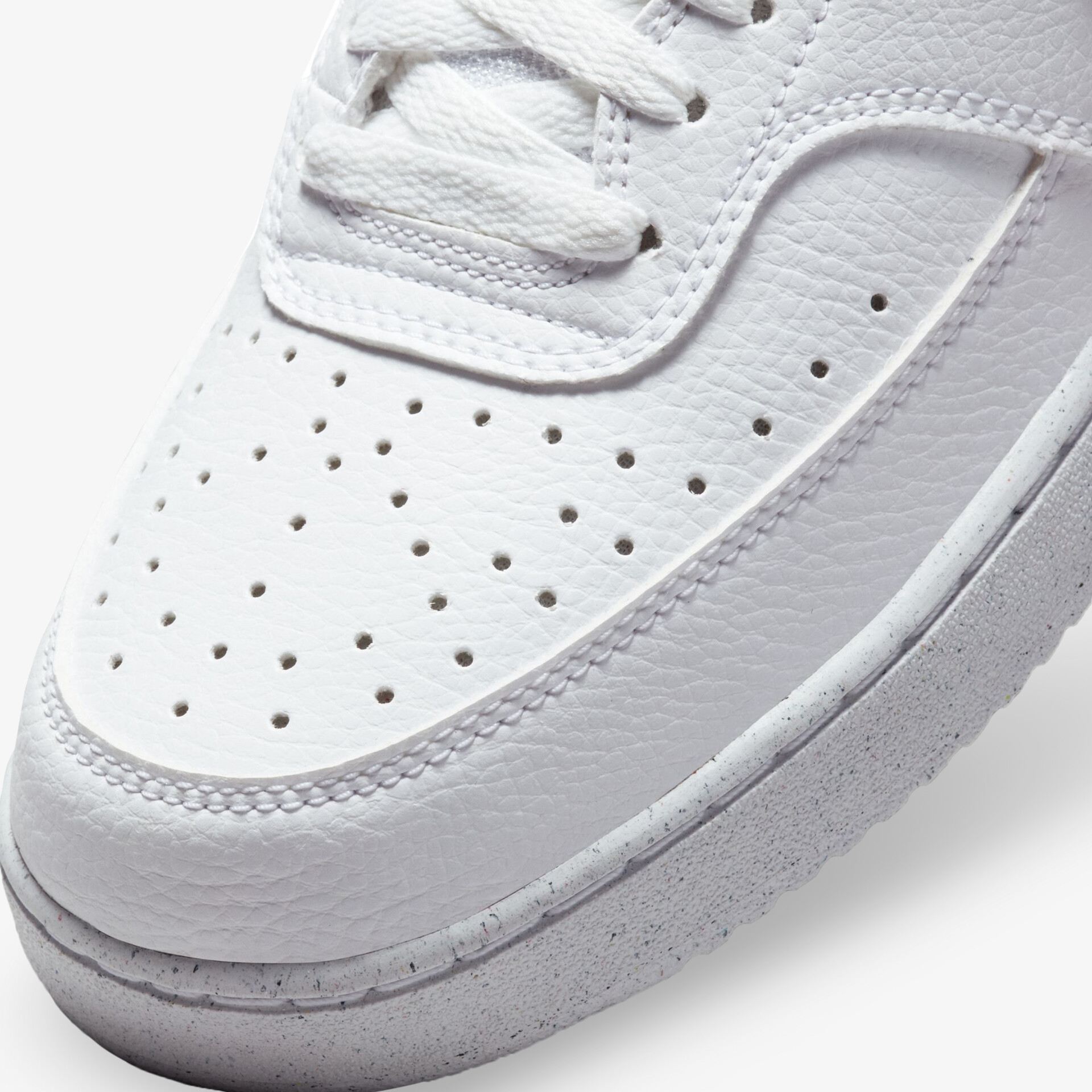 Moderner weißer Sneaker aus hochwertigem Leder mit perforierter Oberfläche für optimalen Komfort und Stil.