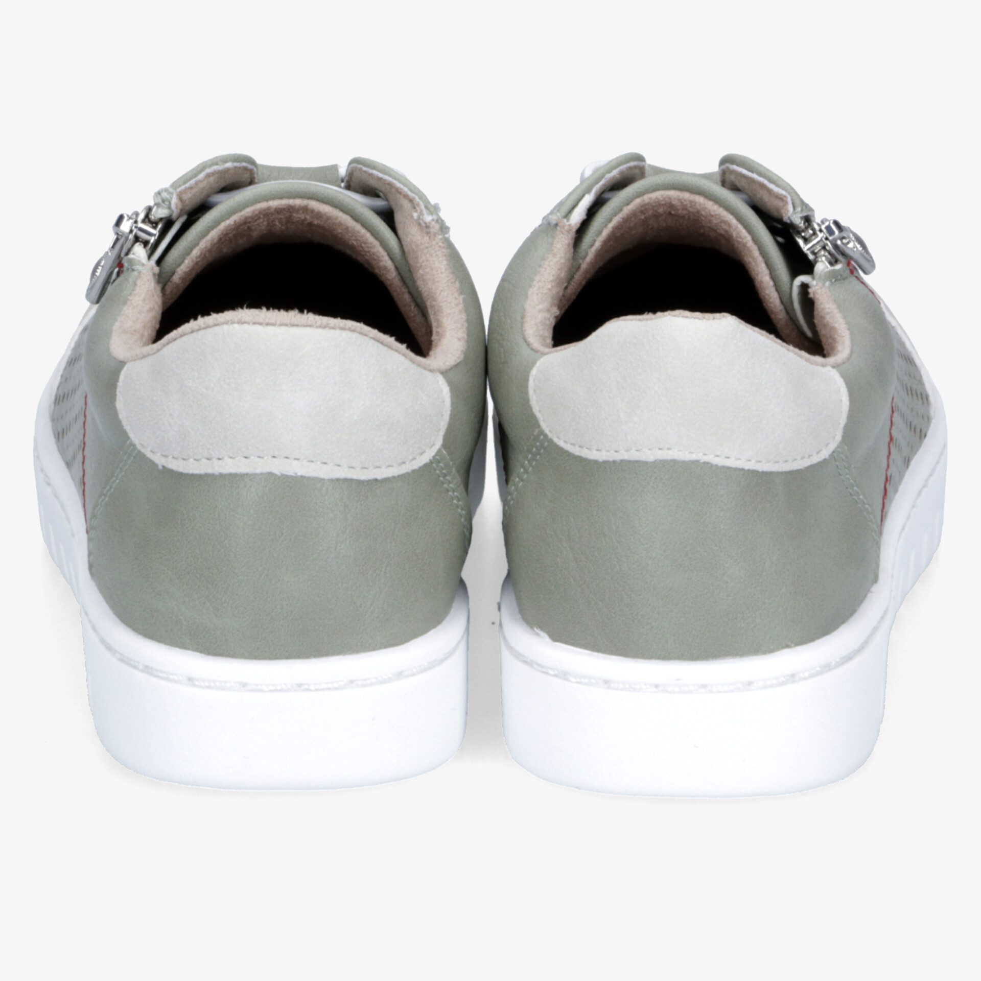 Sportliche graugrüne Sneaker mit gepolstertem Kragen und robuster weißer Sohle in klarer Rückansicht