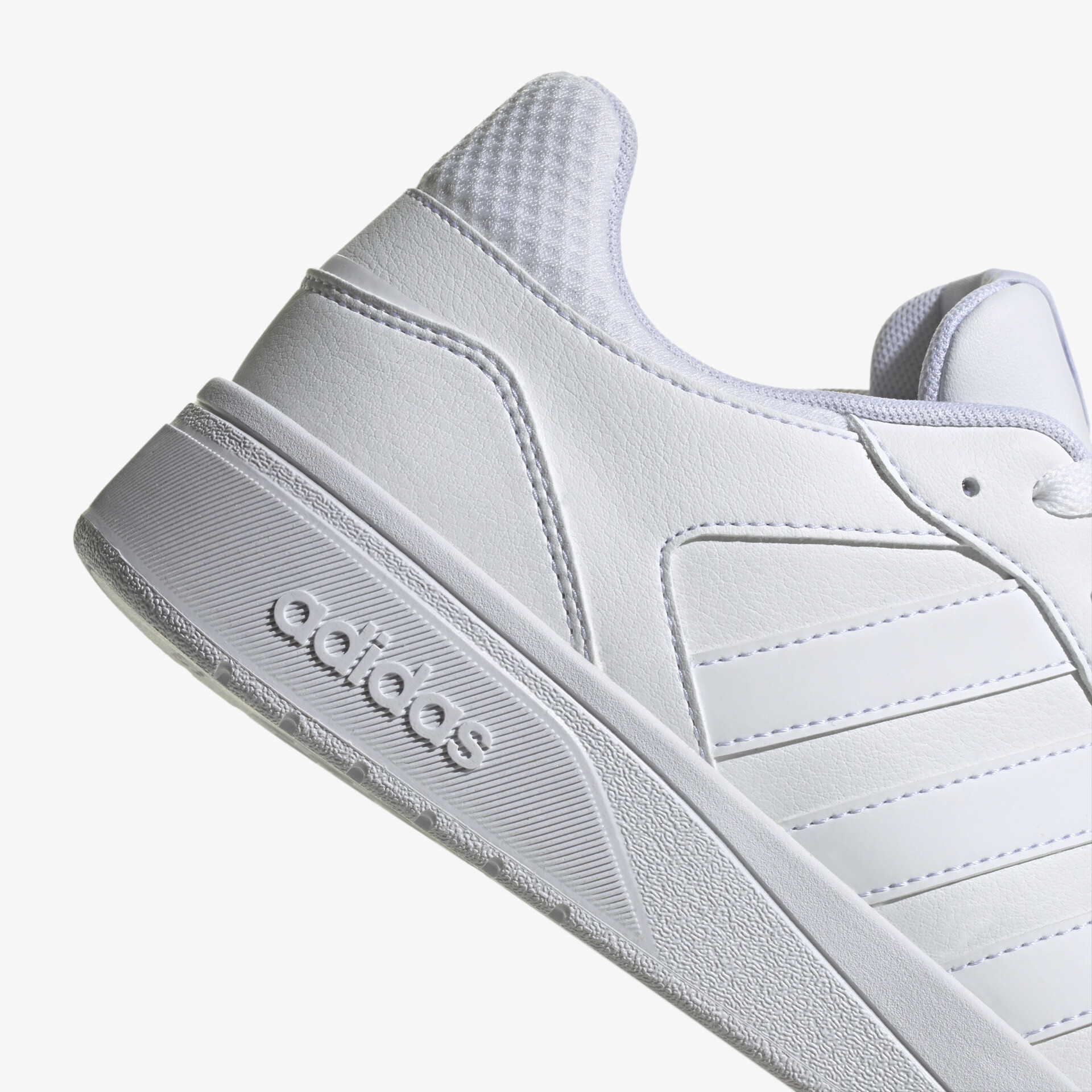 Moderner weißer Adidas Sneaker mit nahtlosem Design und elegantem Look