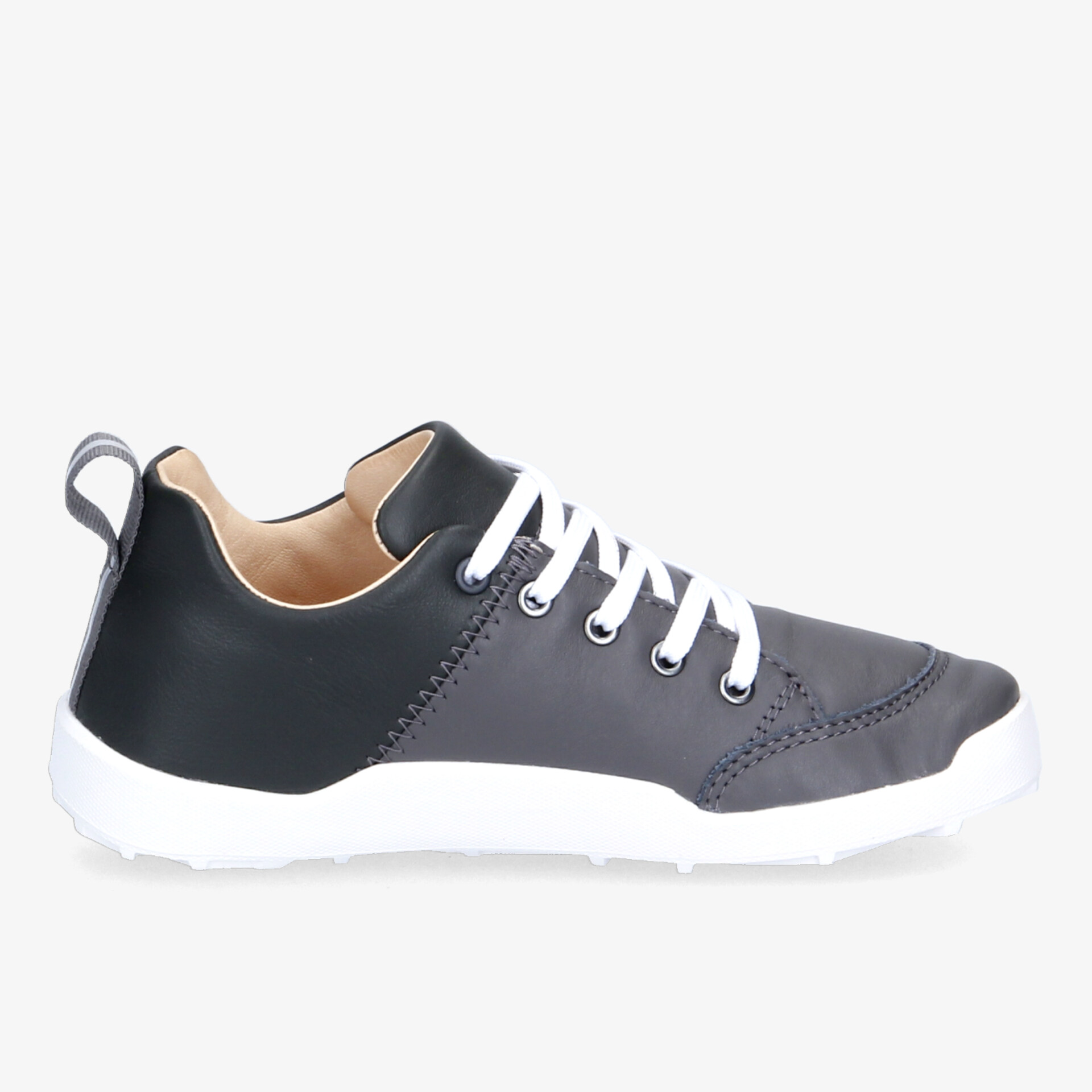 Moderner schwarzer Sneaker mit weißer Sohle, ideal für Alltag und Freizeit.