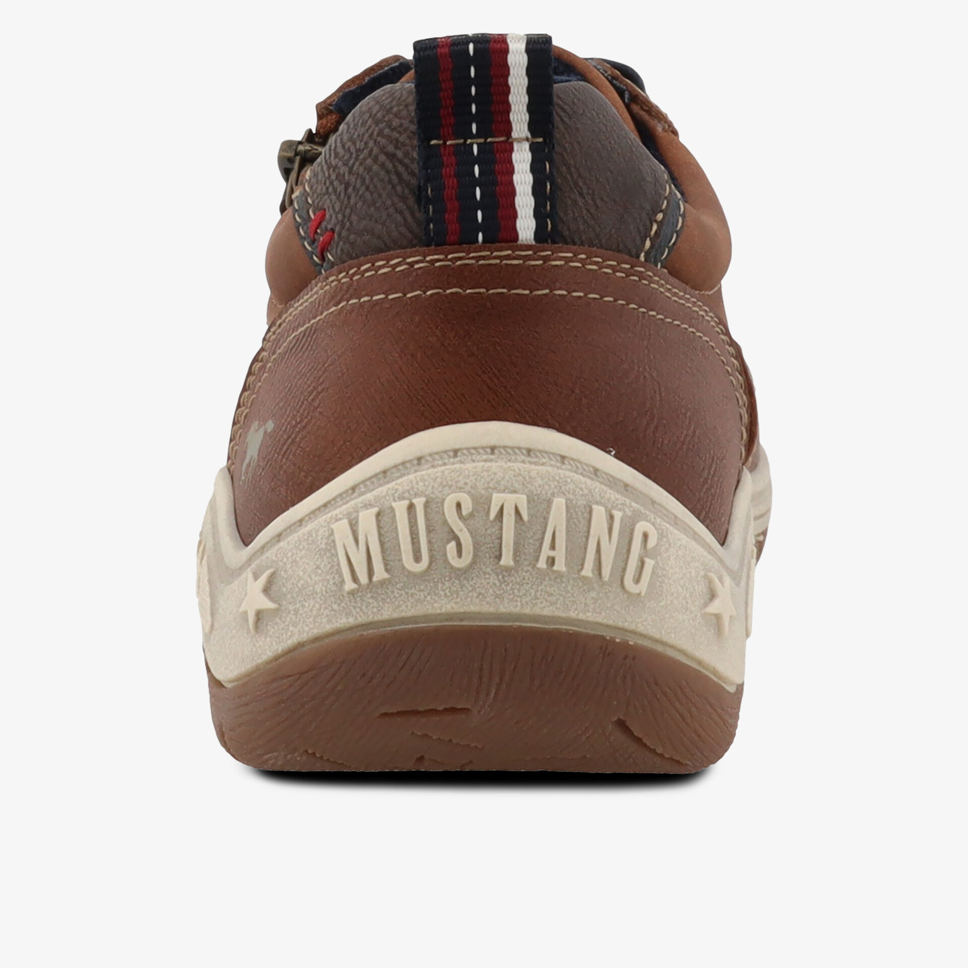 Rückansicht robuster Mustang Sneaker mit strapazierfähigem Leder und markant geprägtem Logo auf der Ferse