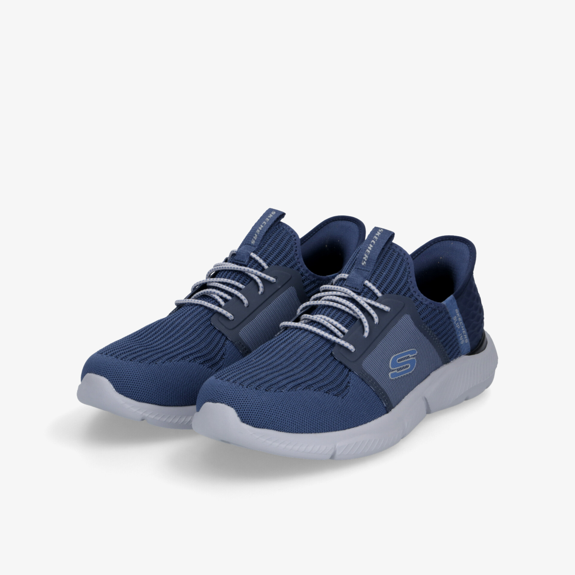 Sportliche blaues Sneaker-Paar mit flexiblem, atmungsaktivem Material und rutschfester Sohle