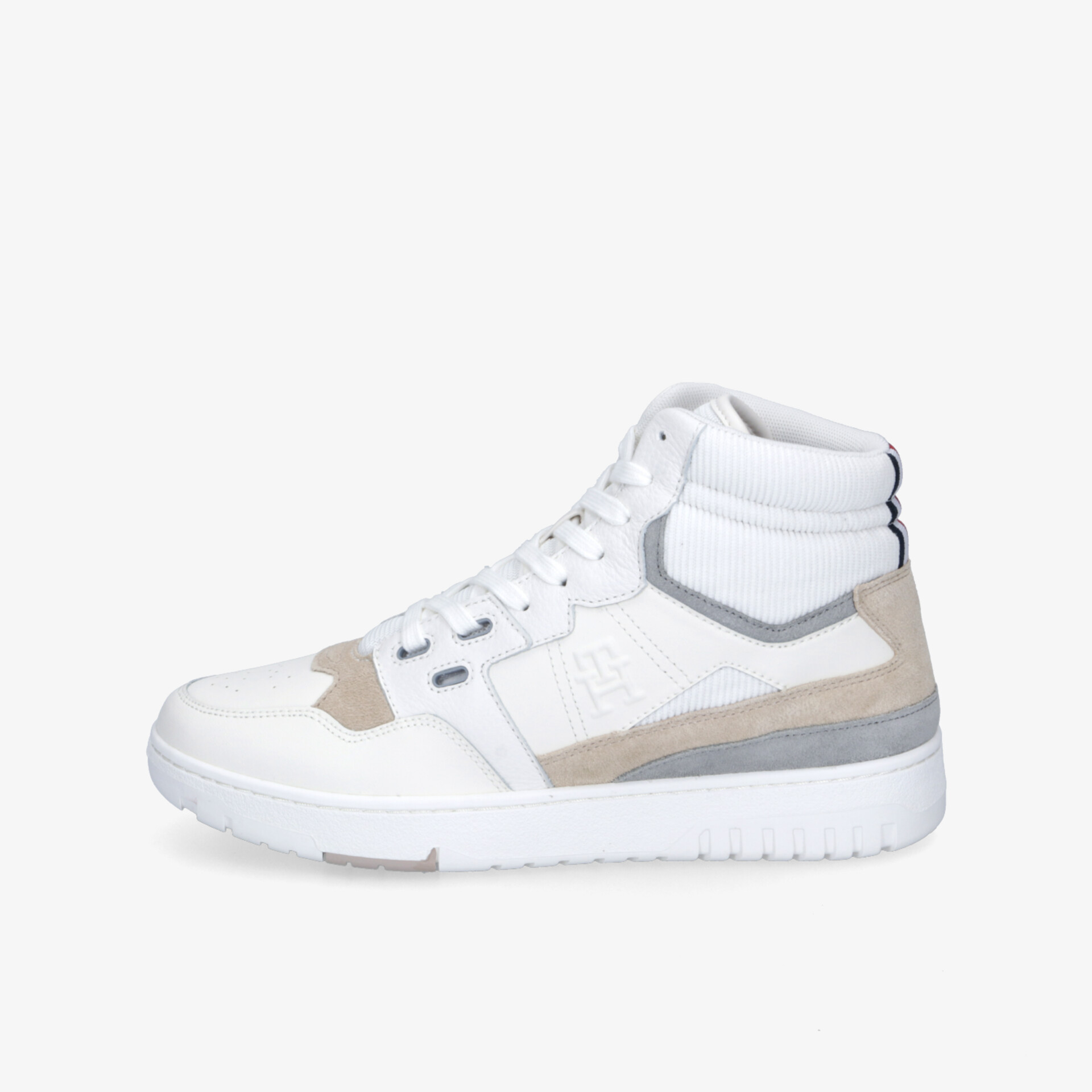 Moderner weißer High-Top Sneaker mit robuster Sohle und bequemer Polsterung für stabilen Halt und vielseitigen Einsatz