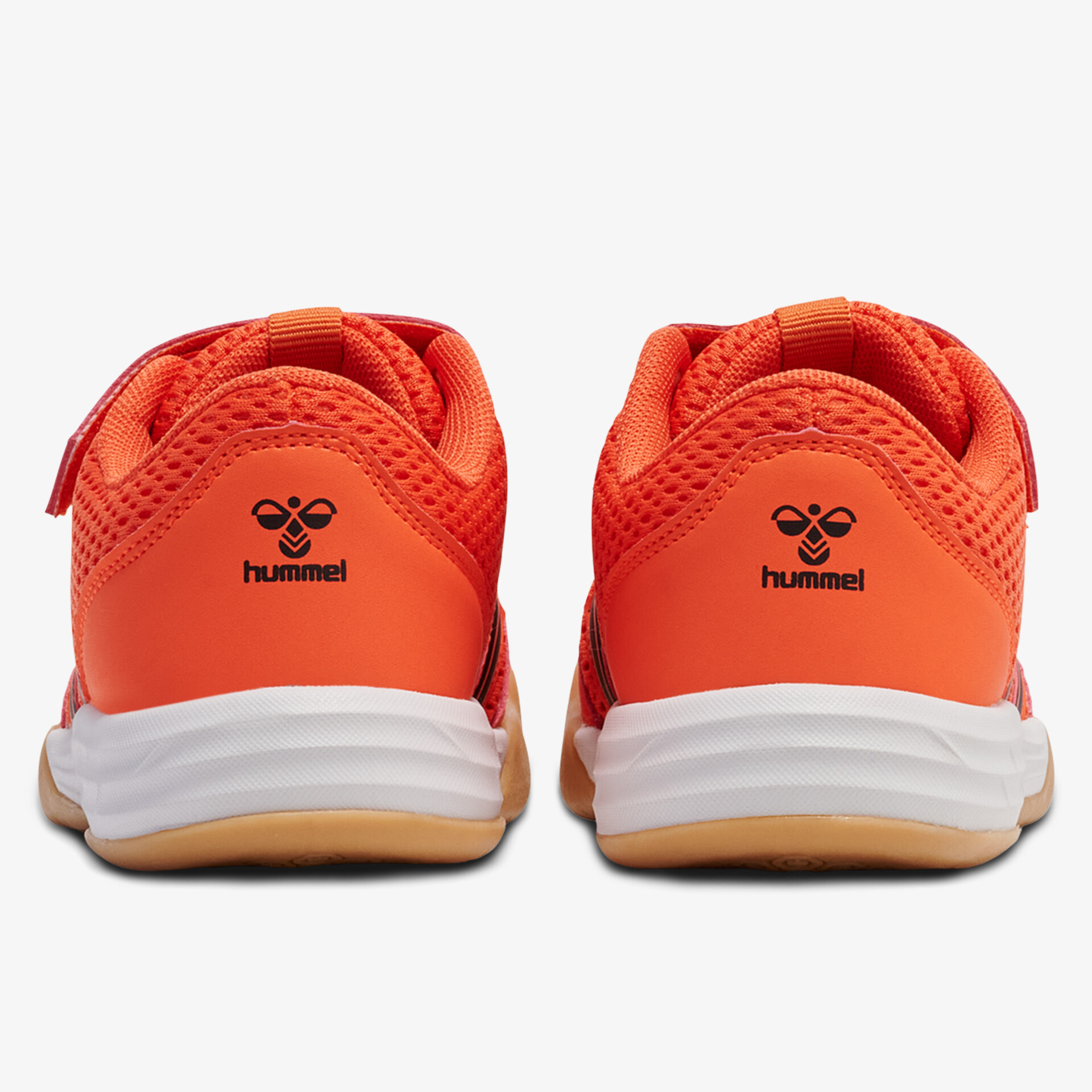 Rückansicht leichter Sportschuh in kräftigem Orange mit weißer Zwischensohle und rutschfester Laufsohle