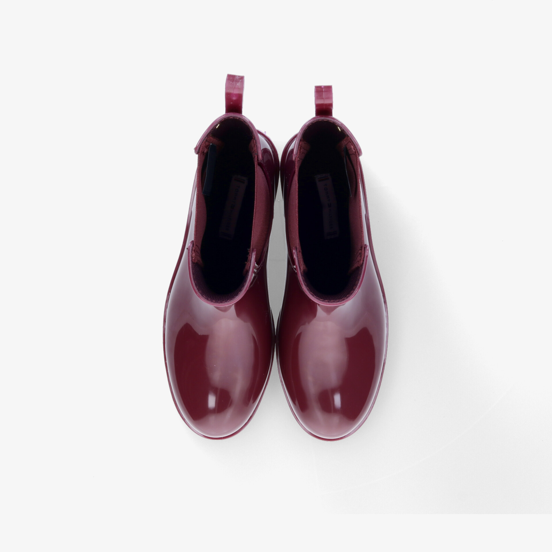Burgunderrote glänzende Gummistiefel als Paar, robust und wasserfest mit Komfortsohle, elegante Optik