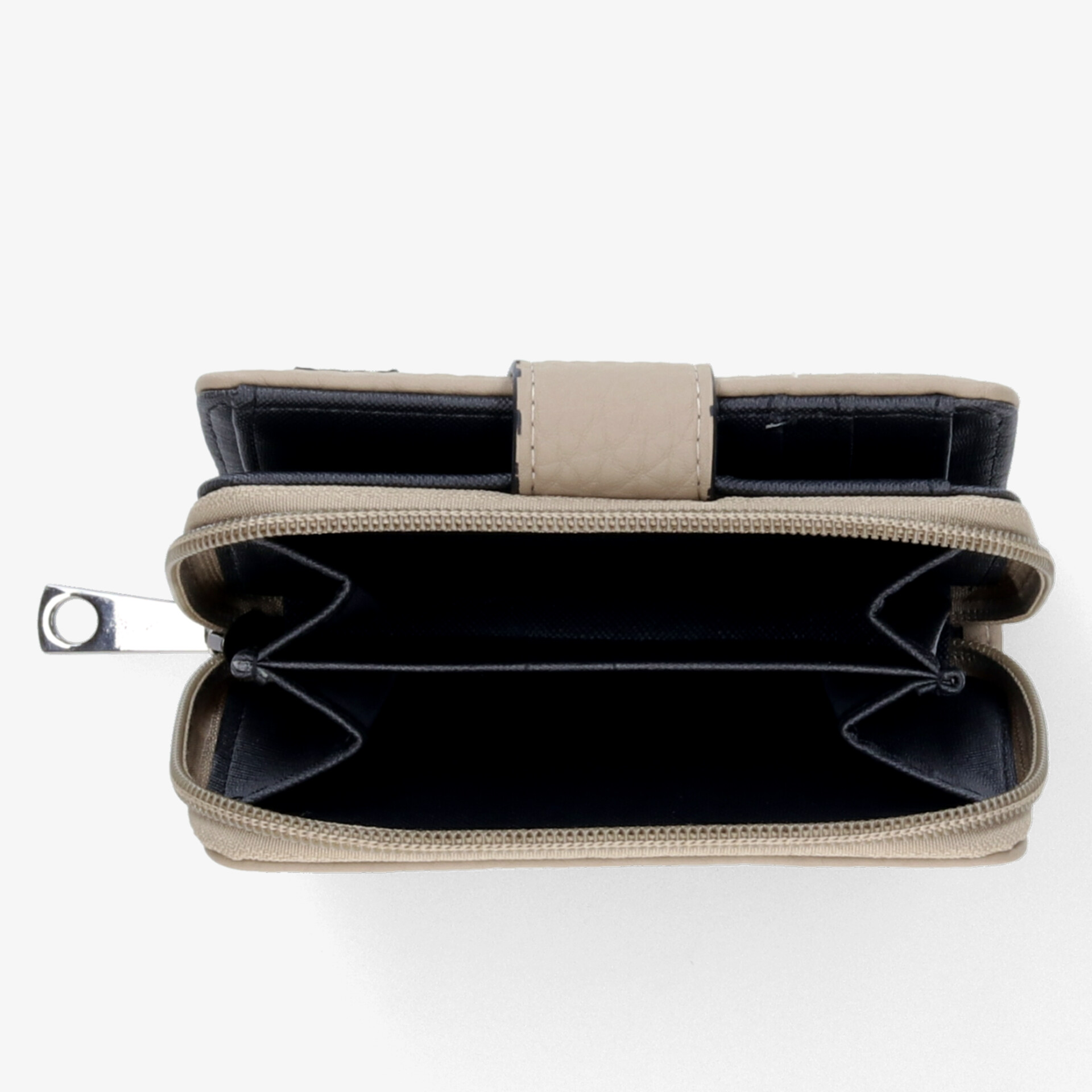 Offene beige Geldbörse mit mehreren Innenfächern und Reißverschluss für praktische Nutzung