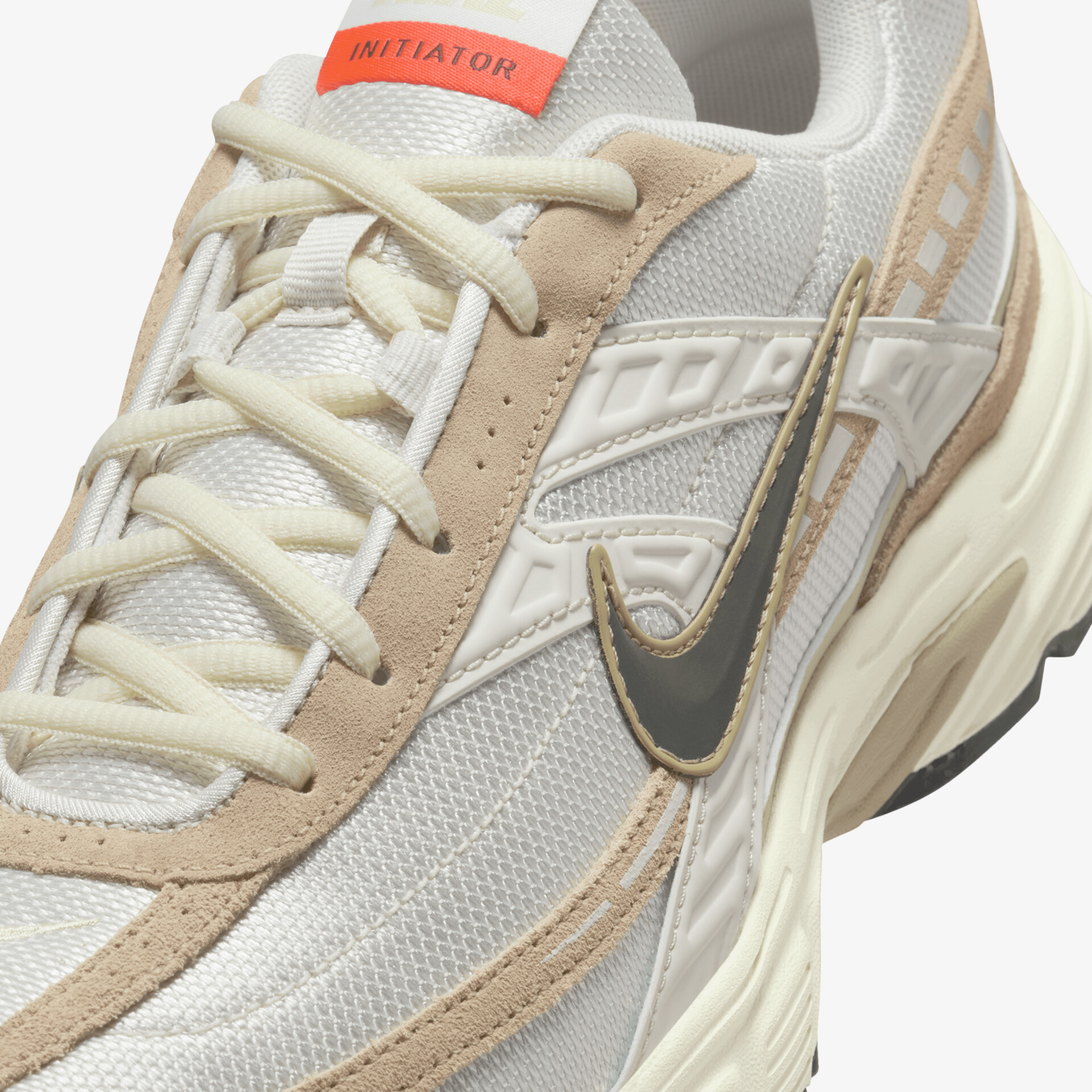 Detailaufnahme eines sportlichen Sneakers mit atmungsaktivem Material, robuster Verarbeitung und Dämpfung