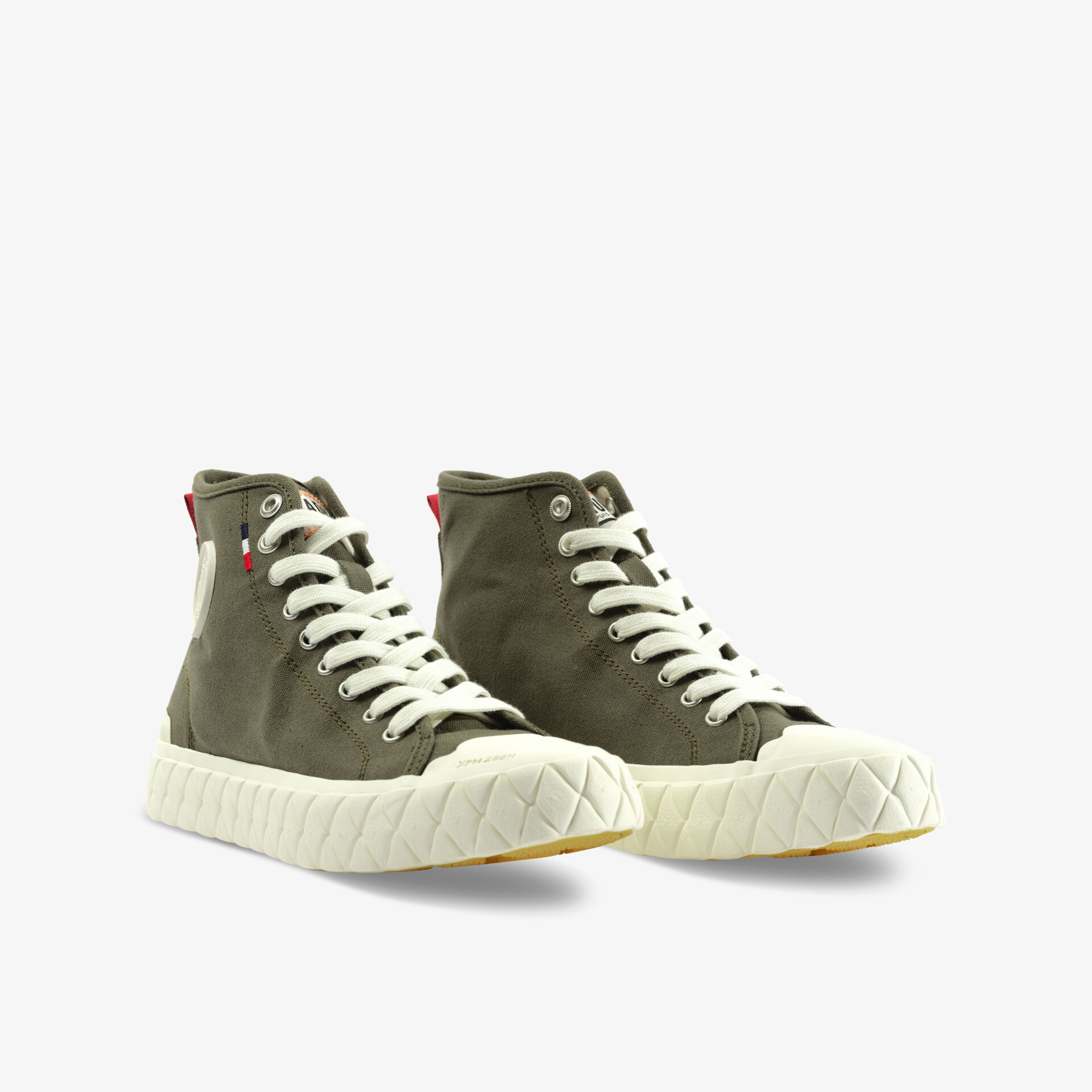 Olivgrüne High-Top-Sneaker mit markanter Sohle und weißer Schnürung für stilvolle Freizeitmode.