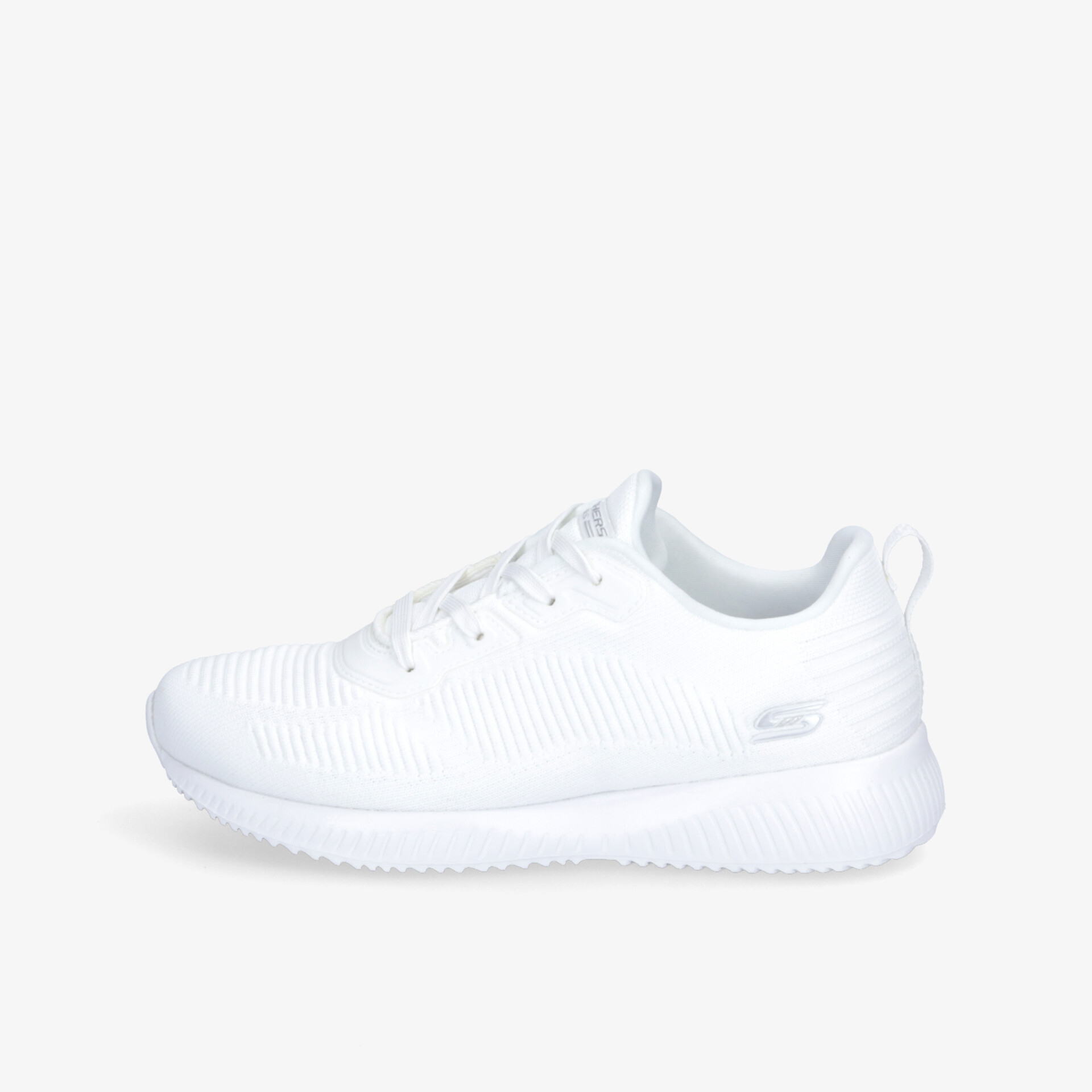 Leichter weißer Sneaker seitlich gezeigt mit atmungsaktivem Material und rutschfester Sohle für hohen Tragekomfort