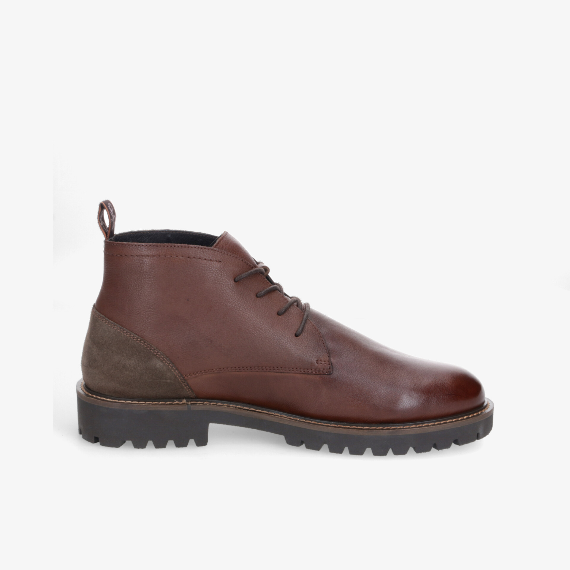 Robuster brauner Lederstiefel mit Schnürung und profilierter Sohle, elegant und bequem im klassischen Design