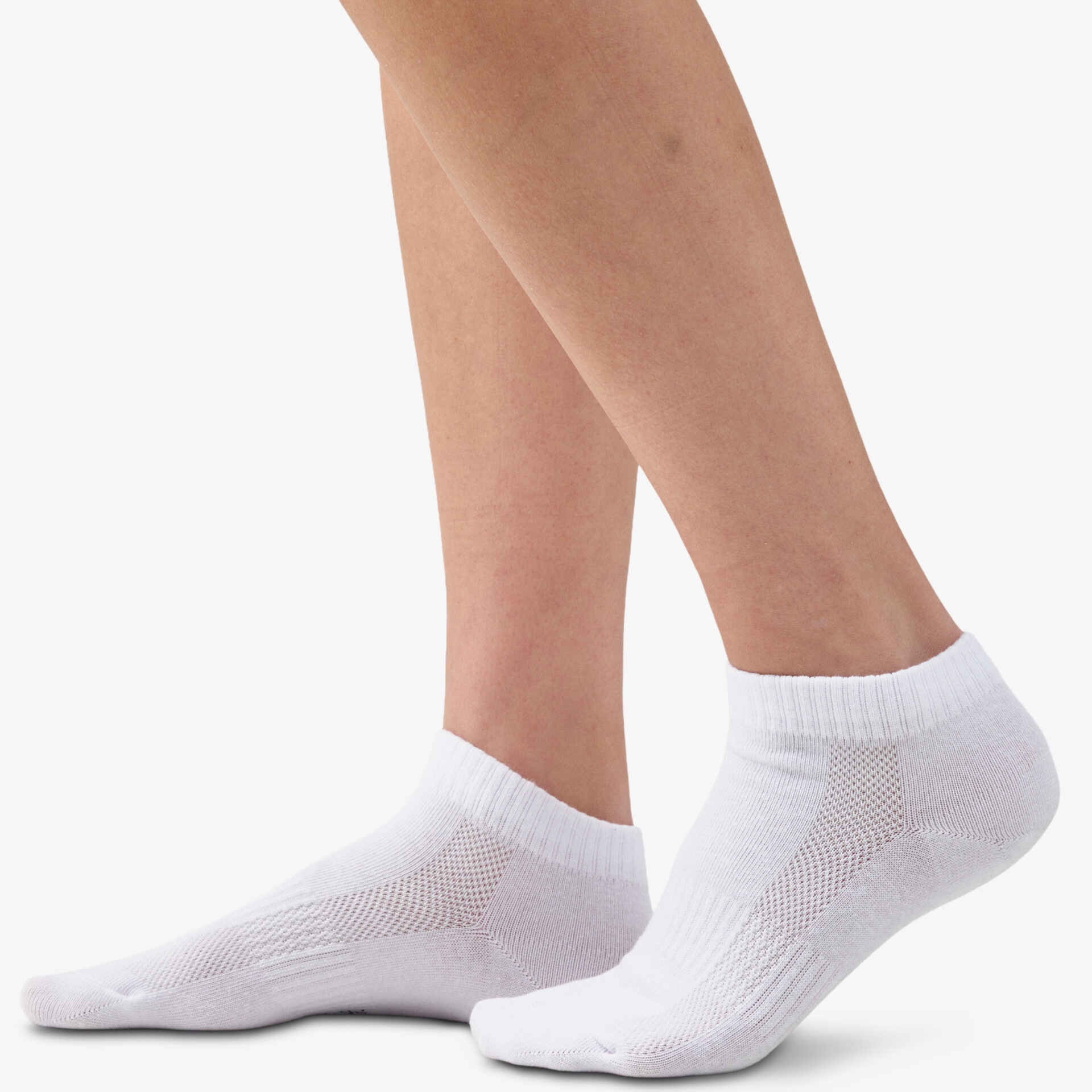 Weiße kurze Socken mit bequemem, elastischem Material und atmungsaktivem Design am Fuß getragen