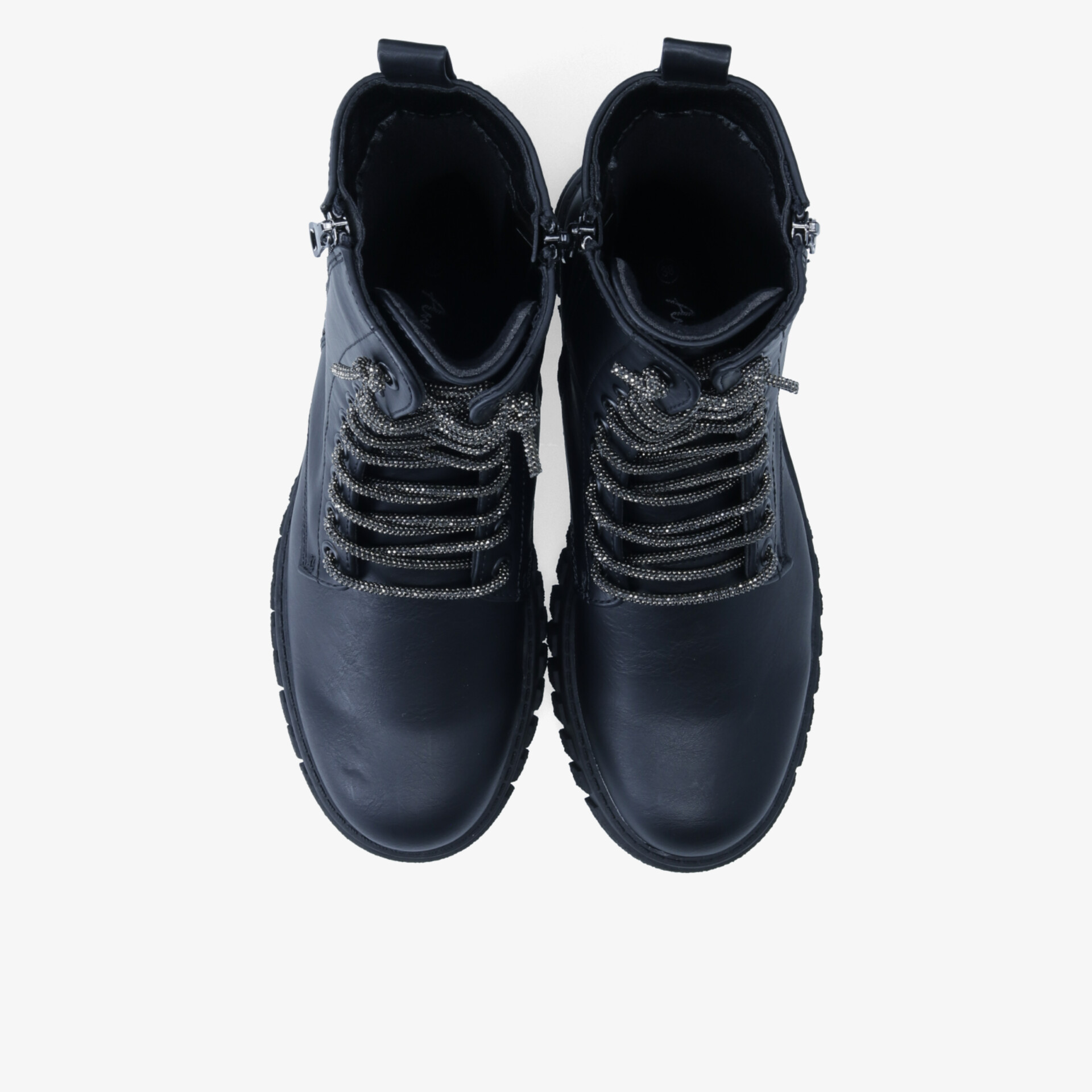 Robuste schwarze Schuhe mit bequemer Passform und rutschfester Sohle, ideal für vielseitigen Einsatz