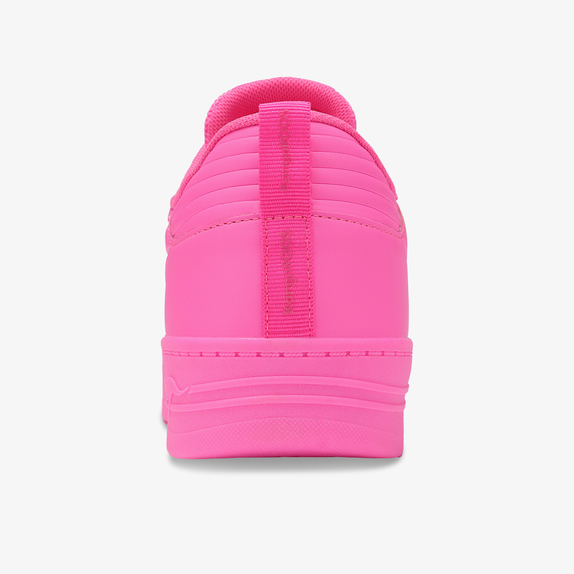 Rückansicht eines sportlichen Schuhs in leuchtendem Pink mit gepolsterter Ferse und robuster Sohle