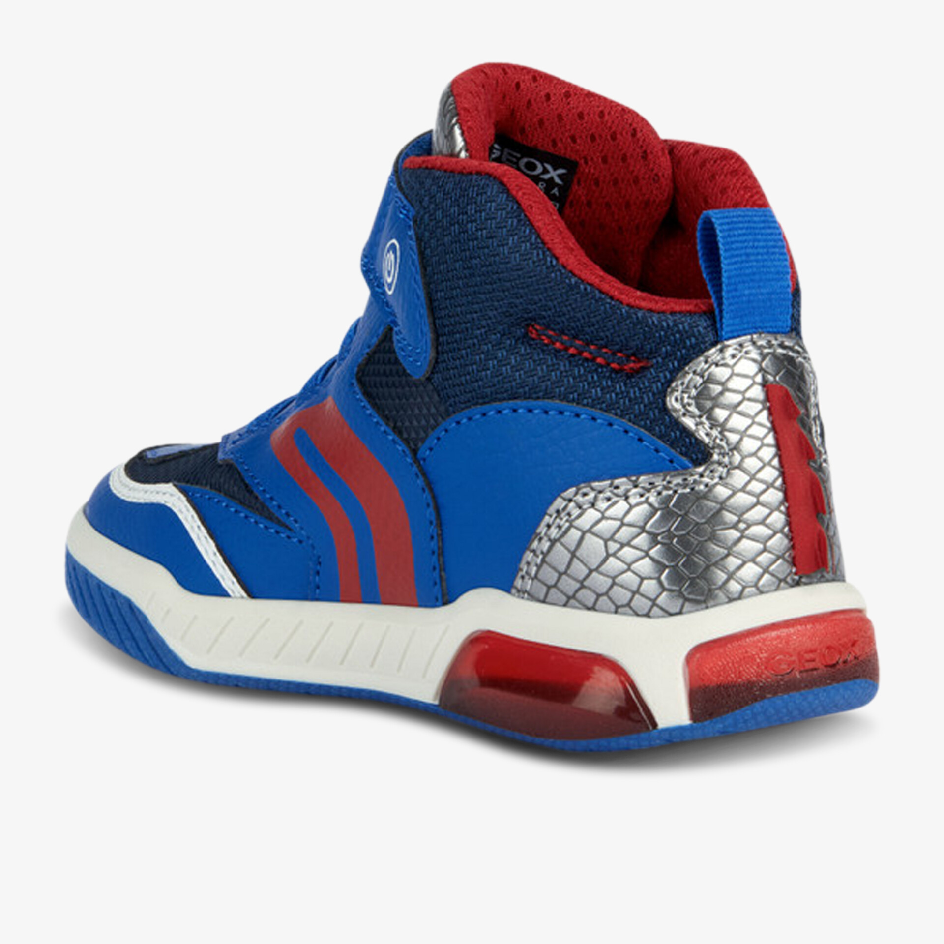 Sneaker in Blau mit Rot und Silber. Hoher Tragekomfort und modernes Design. Perfekt für Alltag und Sport.