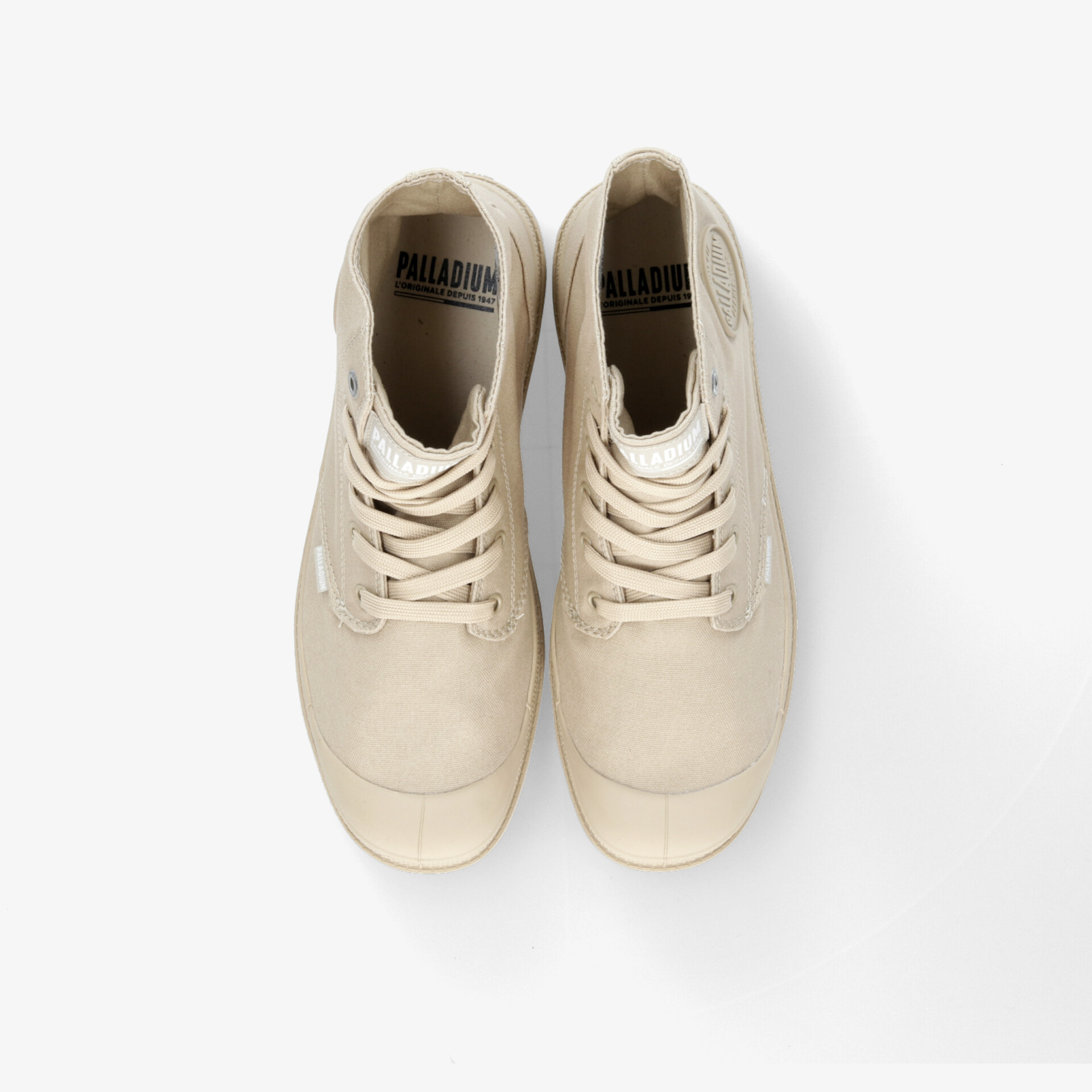 Beige Sneaker mit Schnürsenkeln, klassisches Design und bequeme Passform für vielseitigen Stil.