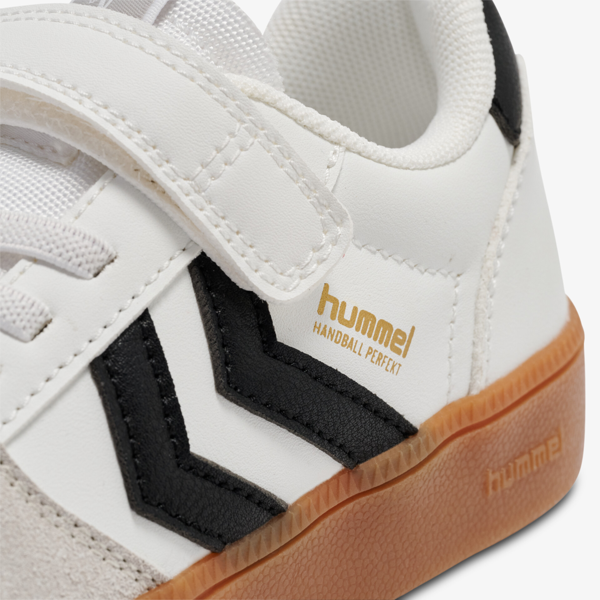 Sportlicher Sneaker mit Klettverschluss und robustem Design für hohen Tragekomfort.