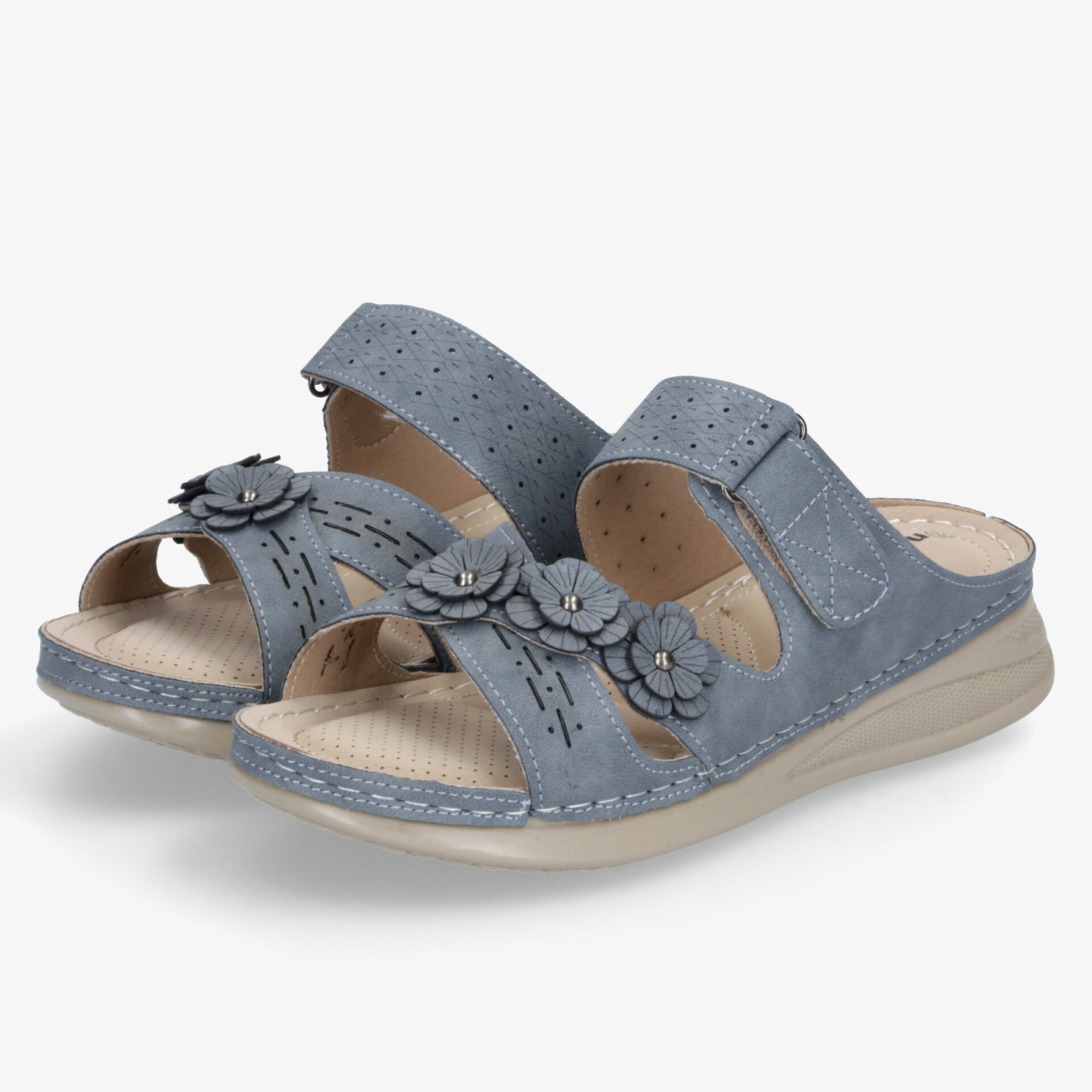 Bequemes Paar blauer Sandalen mit verstellbaren Klettverschlüssen und weichem Fußbett für hohen Tragekomfort