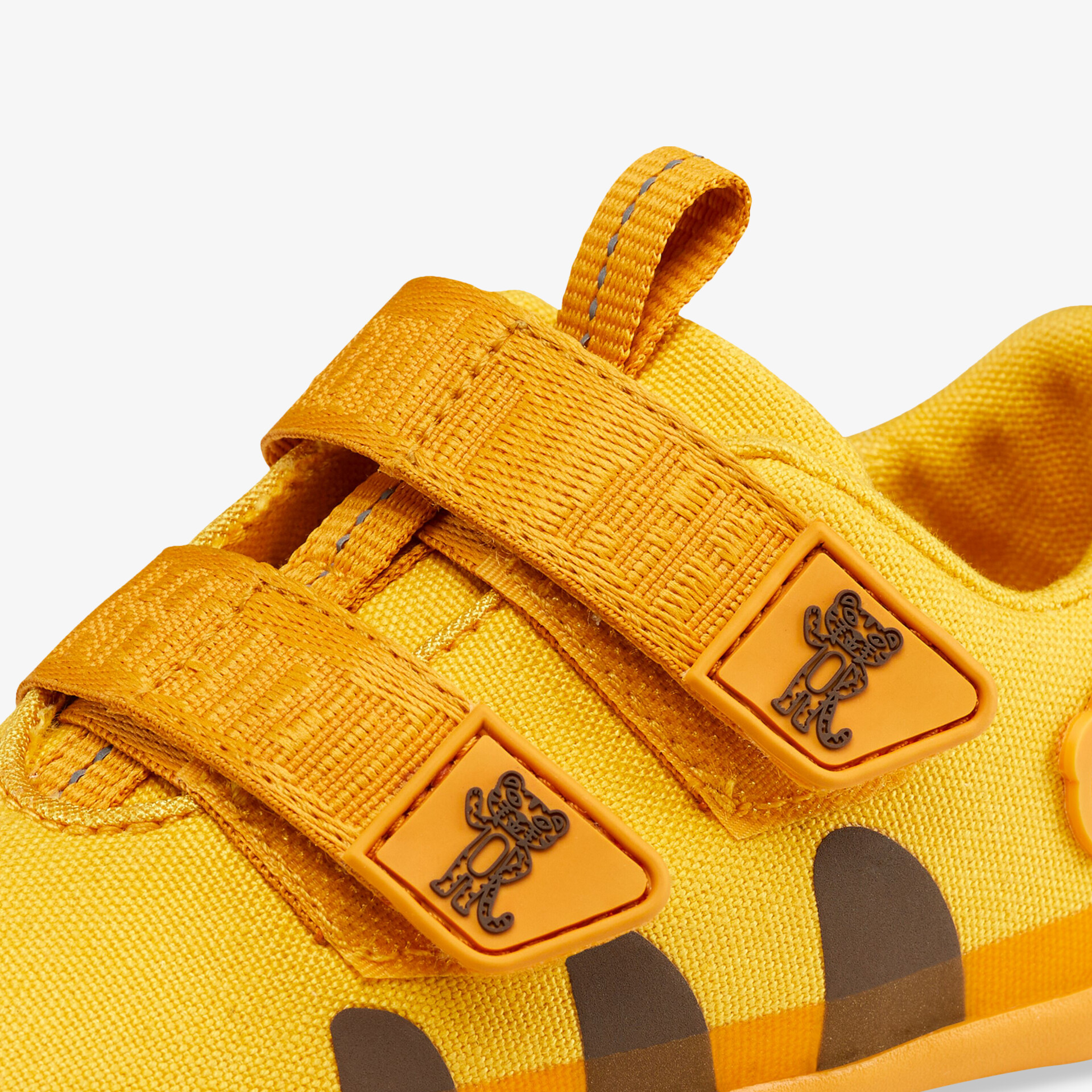 Gelber Schuh mit Klettverschluss und niedlichem Design für besten Tragekomfort und sicheren Halt.