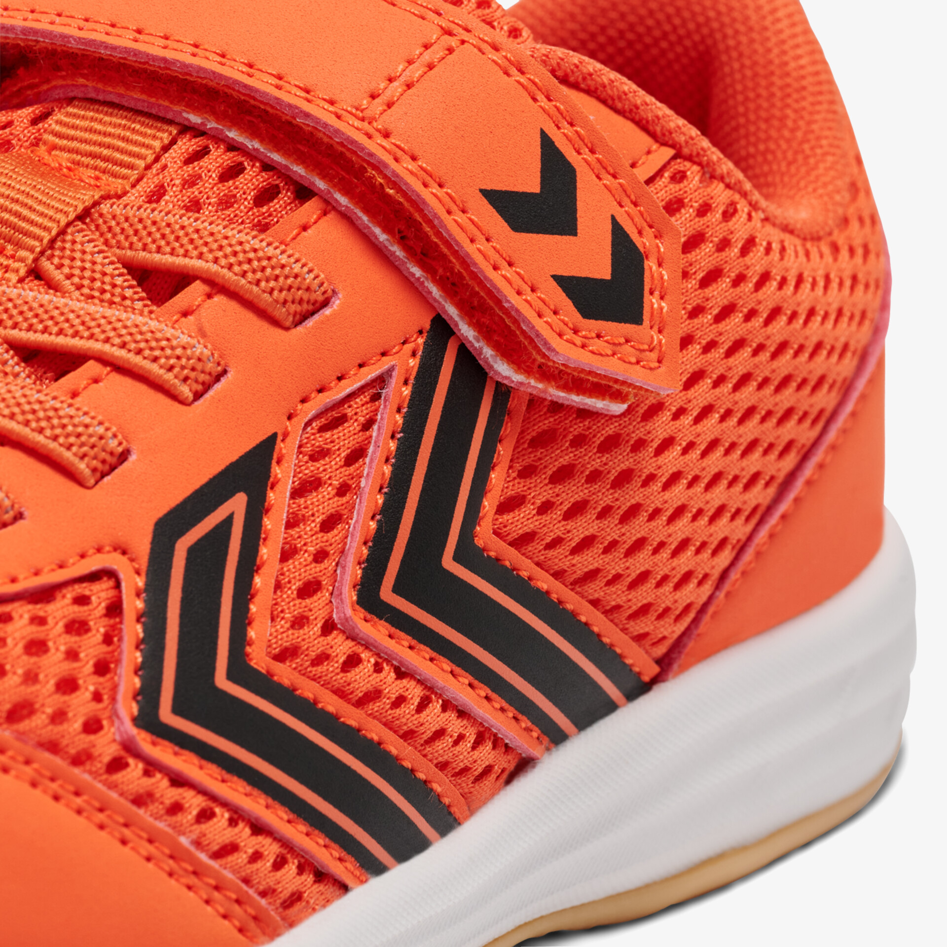 Detailaufnahme eines roten Sportschuhs mit atmungsaktivem Material und strapazierfähiger flexibler Sohle