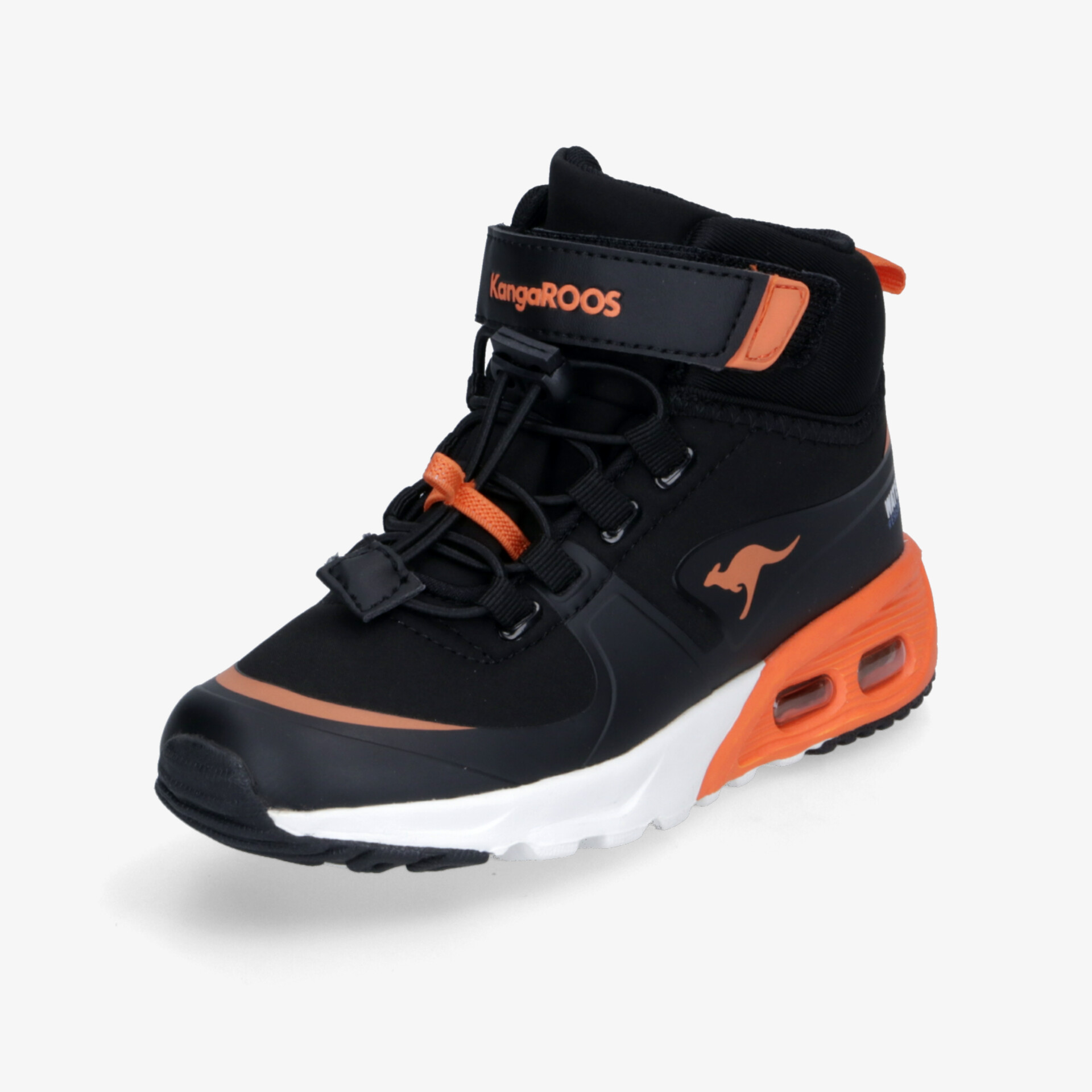 Moderner, robuster Sportschuh mit atmungsaktivem Material und rutschfester Sohle in Schwarz und Orange