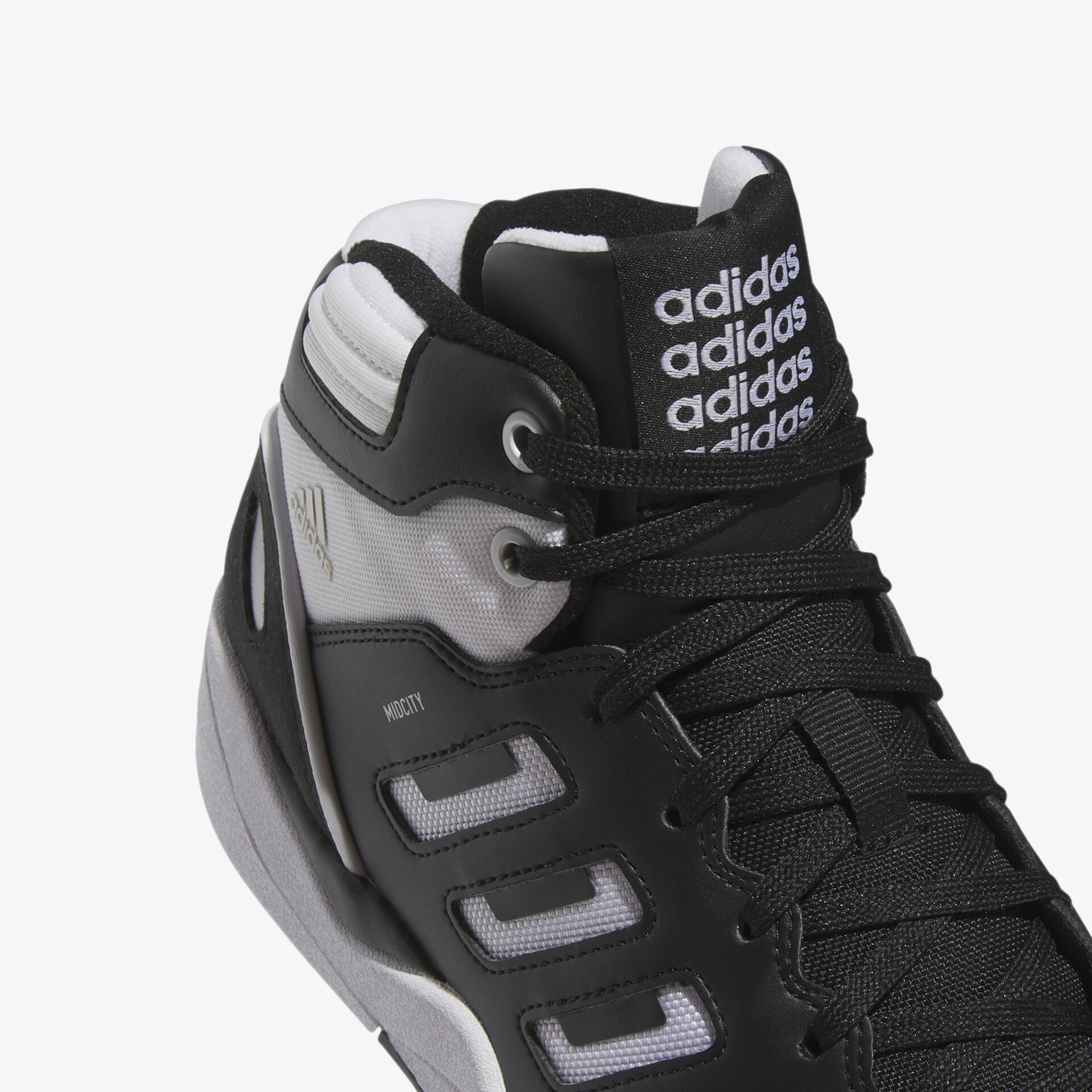 Detailaufnahme eines schwarzen Adidas Hochschnittschuhs mit markantem Logo und robustem Material für hohen Tragekomfort