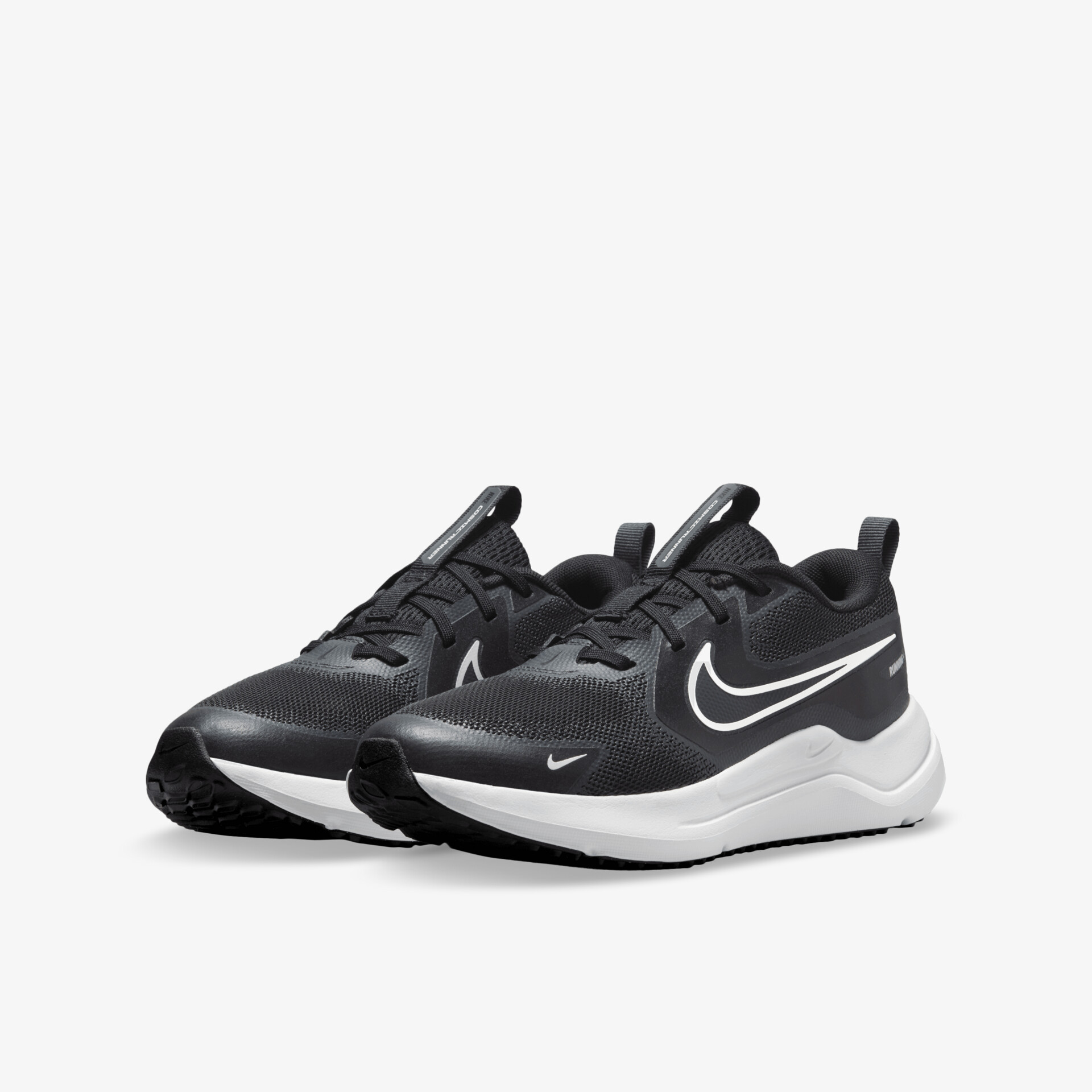 Schwarze Sportschuhe mit weißer Sohle und modernem Design, bequem, atmungsaktiv und rutschfest, Paar in schräger Vorderansicht