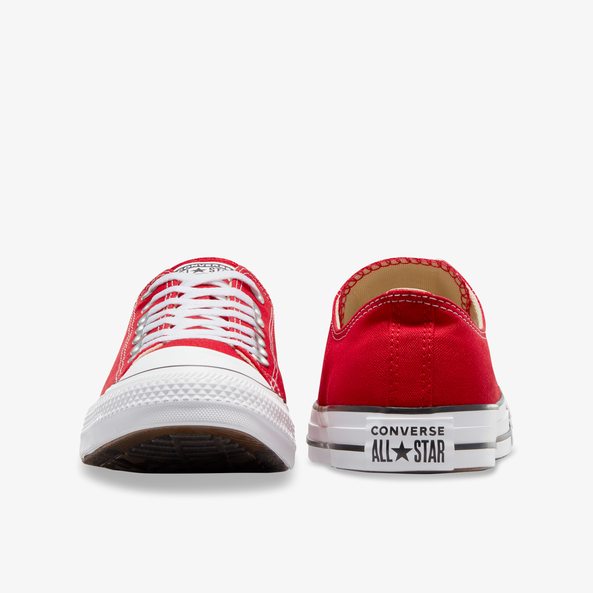 Rote Converse All Star Sneaker in Frontansicht mit weißen Schnürsenkeln und robuster Gummisohle