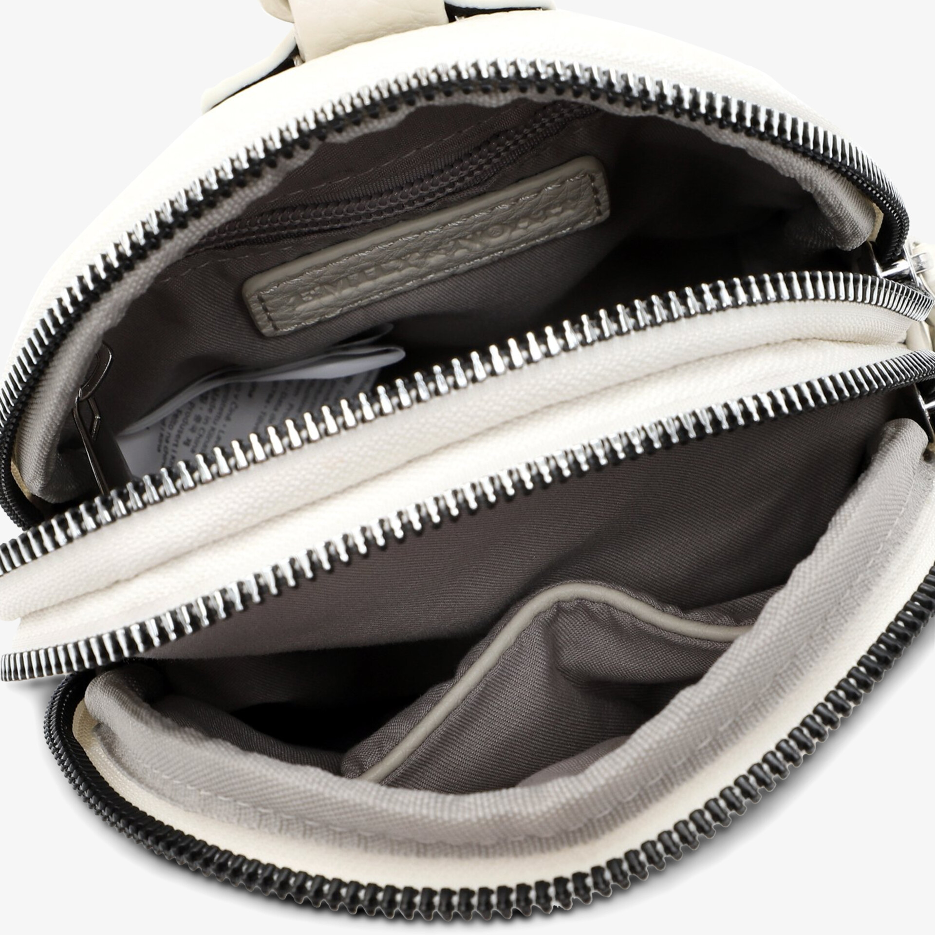 Innenansicht einer stilvollen Tasche mit mehreren Fächern und Reißverschlüssen