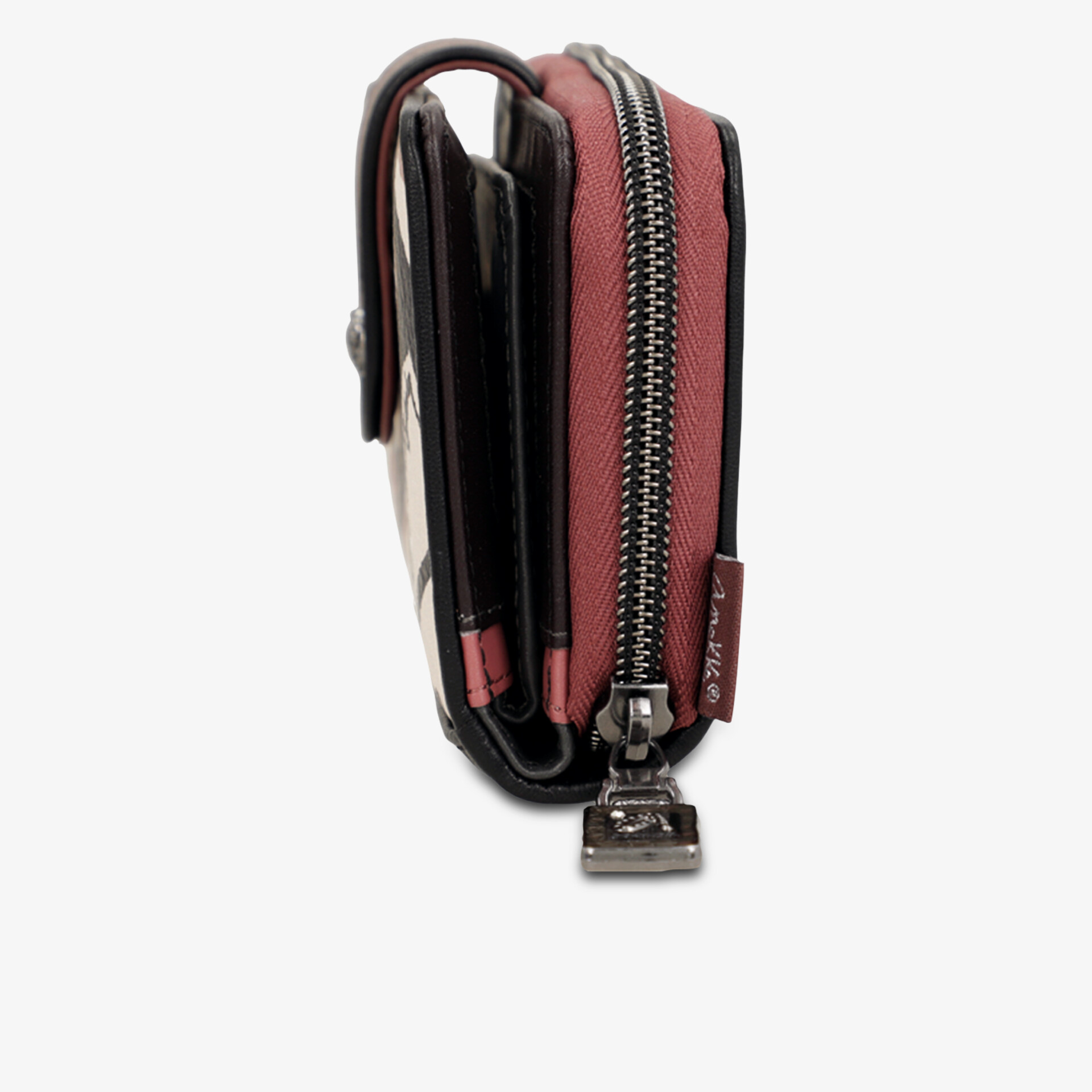 Schwarzes Portemonnaie mit auffälligem Reißverschluss und kompaktem, robustem Design seitlich sichtbar