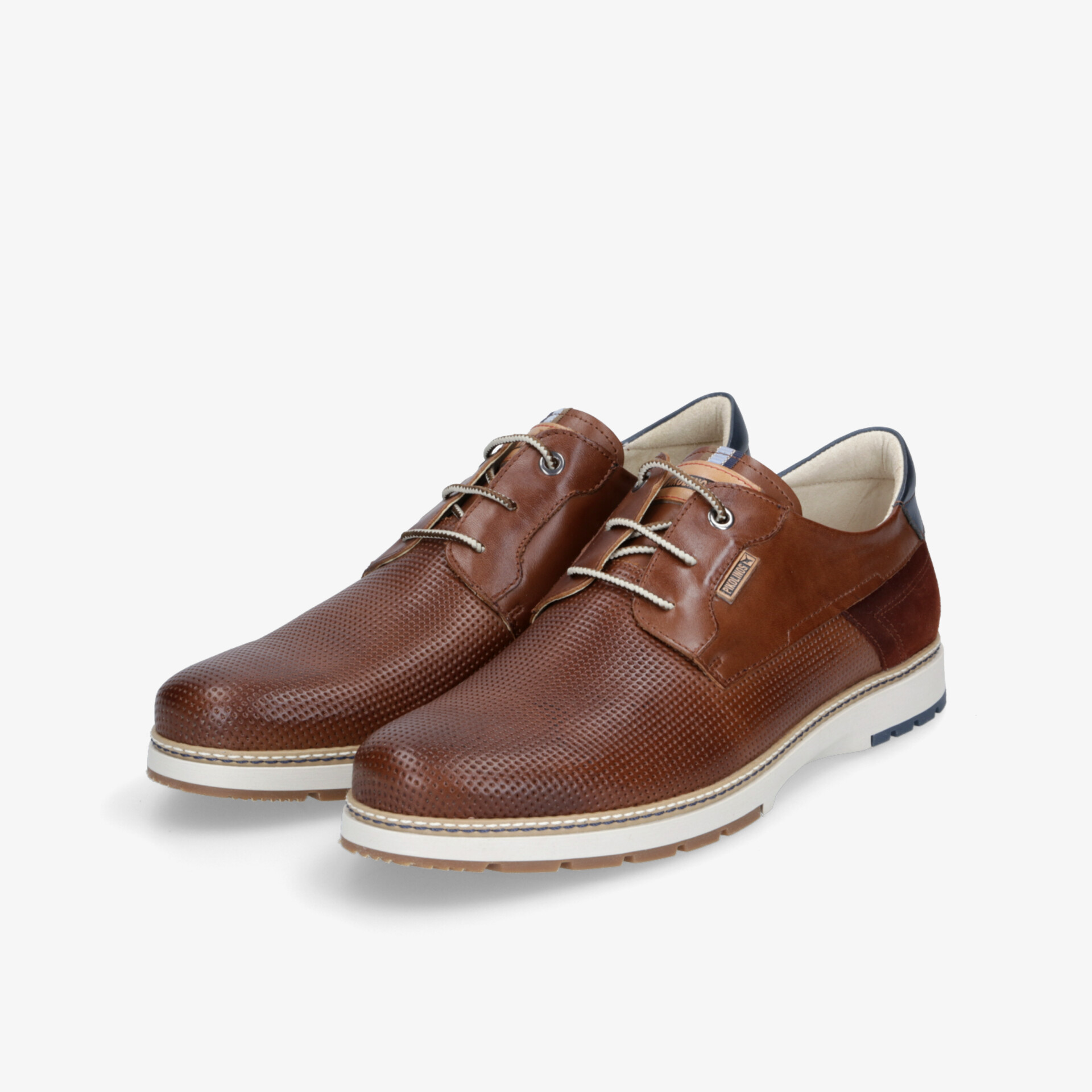 Moderner brauner Lederschuh als Paar mit Komfortsohle und sportlichem Design, ideal für täglichen Gebrauch