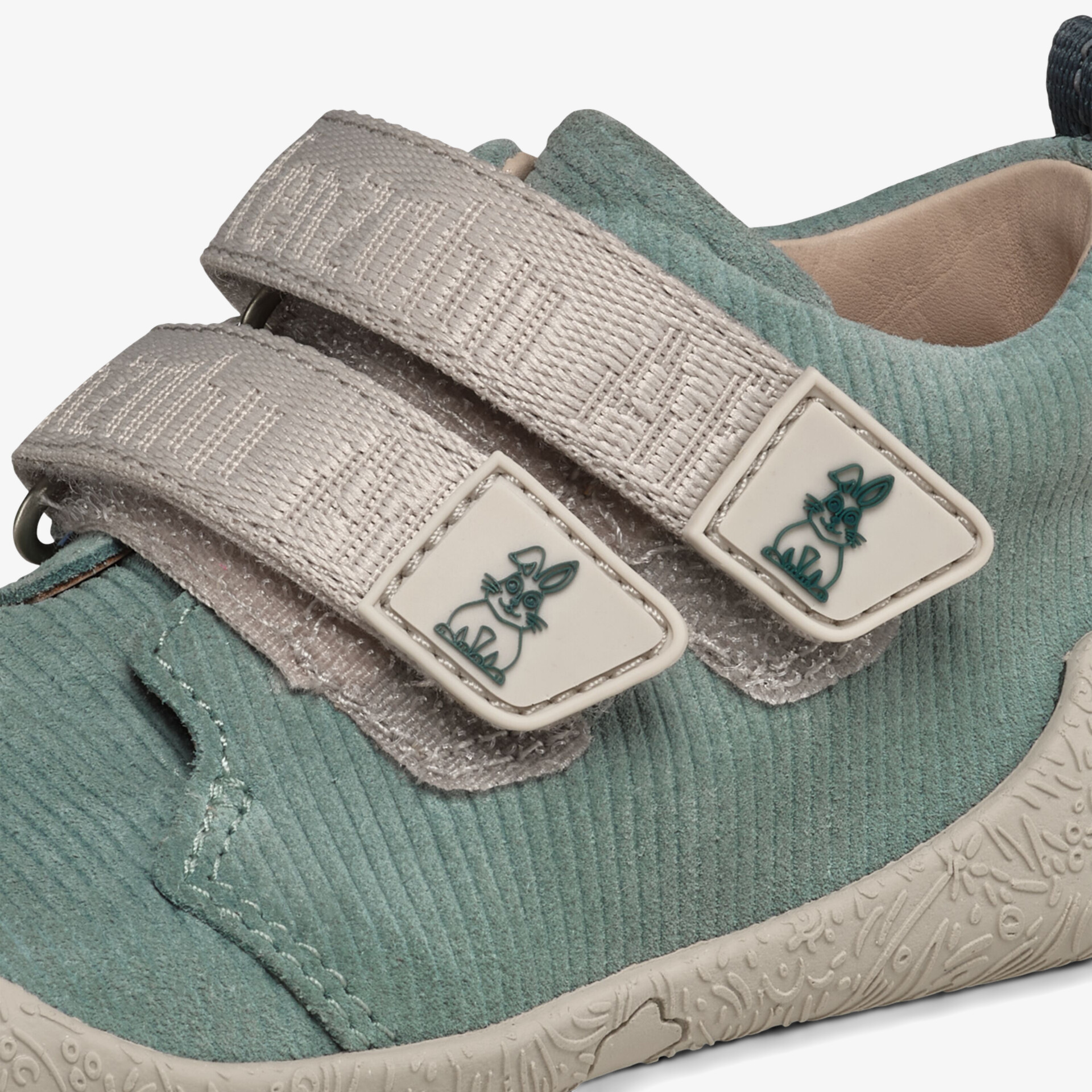 Bequemer Kinderschuh mit praktischem Klettverschluss und flexiblem Material für hohen Komfort im Alltag