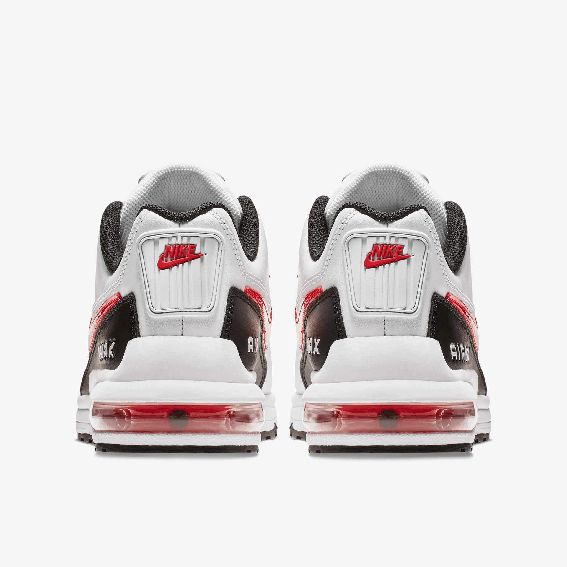 Rückansicht moderner Sportschuh mit sichtbarer Air-Dämpfung und stabiler Fersenkonstruktion