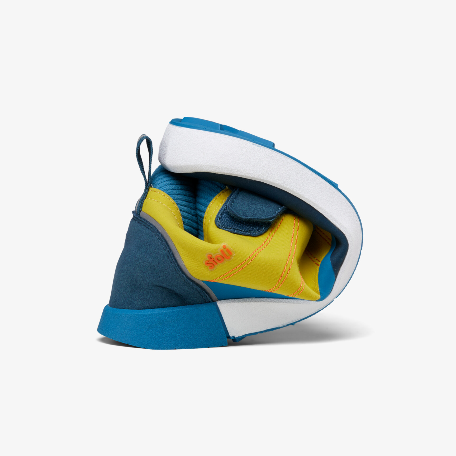 Flexibler und bequemer Schuh in Blau und Gelb, ideal für sportliche Aktivitäten.