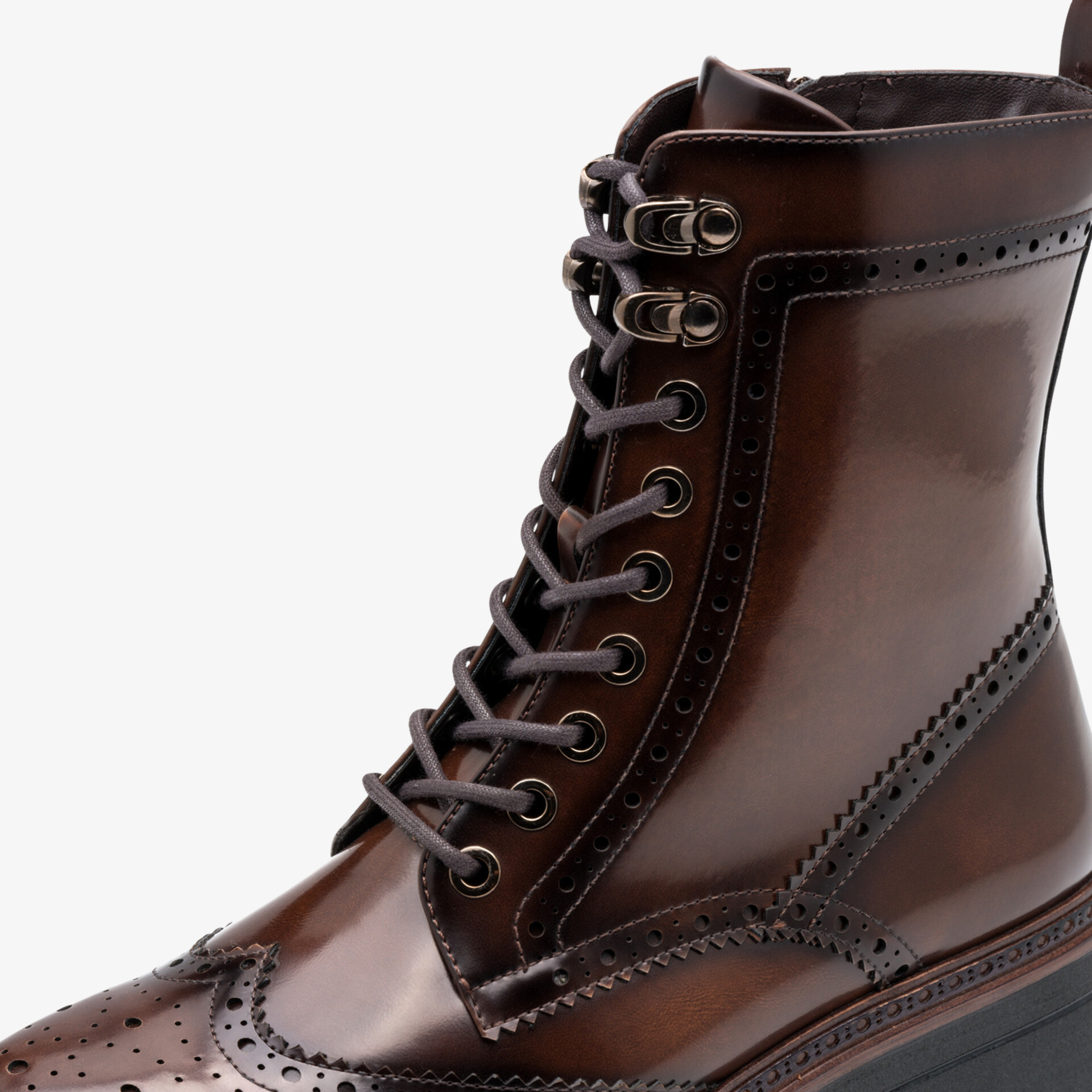 Brauner eleganter Lederstiefel mit Schnürung und feinen Nahtdetails, hoch geschnitten für stilvollen Komfort