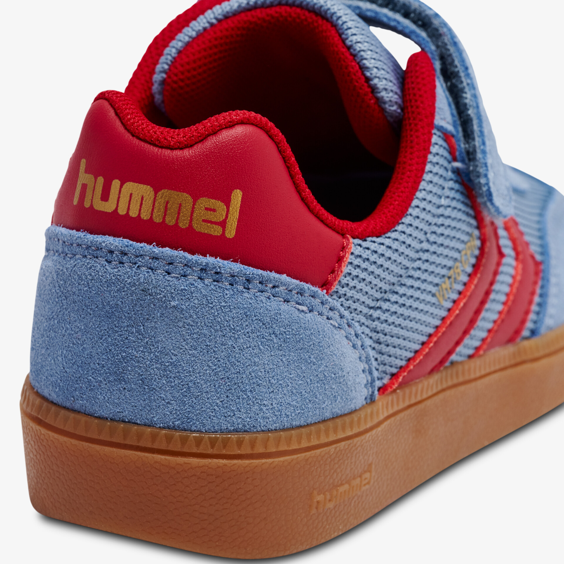 Stylischer hummel Sneaker in Blau und Rot mit weicher Gummisohle und strapazierfähigem Veloursleder.