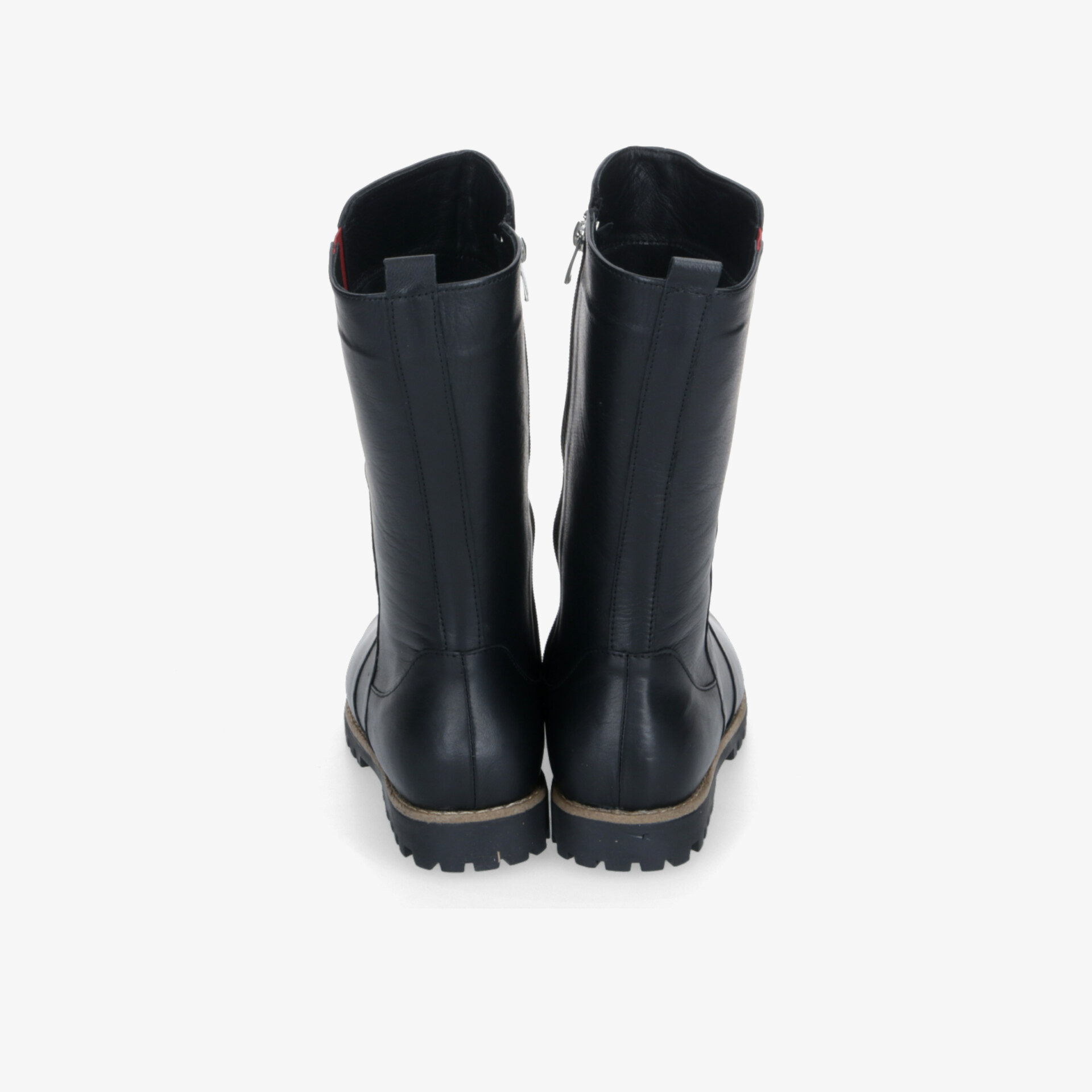 Rückansicht von robusten Stiefeln mit seitlichem Reißverschluss und profilierter Sohle für optimalen halt