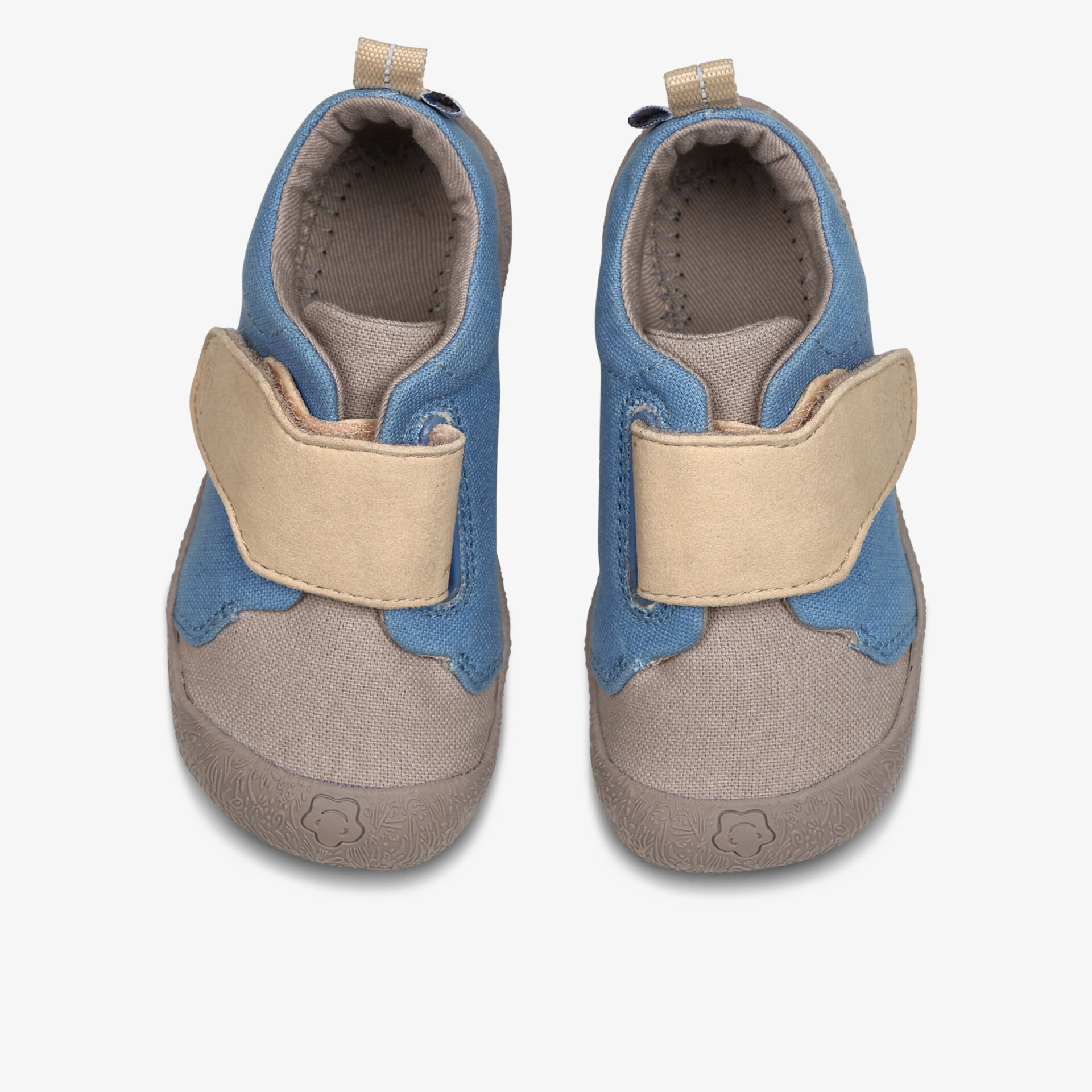 Kinderhausschuhe aus weichem Material mit Klettverschluss und rutschfester Sohle für sicheren Halt