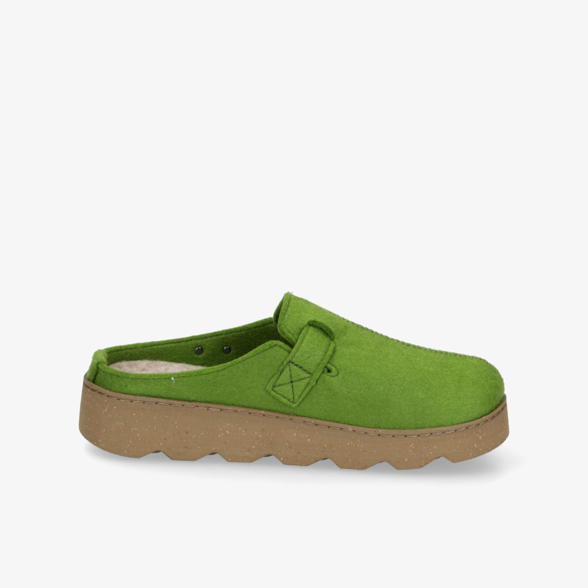 Seitenansicht eines grünen Hausschuhs mit profilierter, brauner Sohle und bequemem, weichem Obermaterial