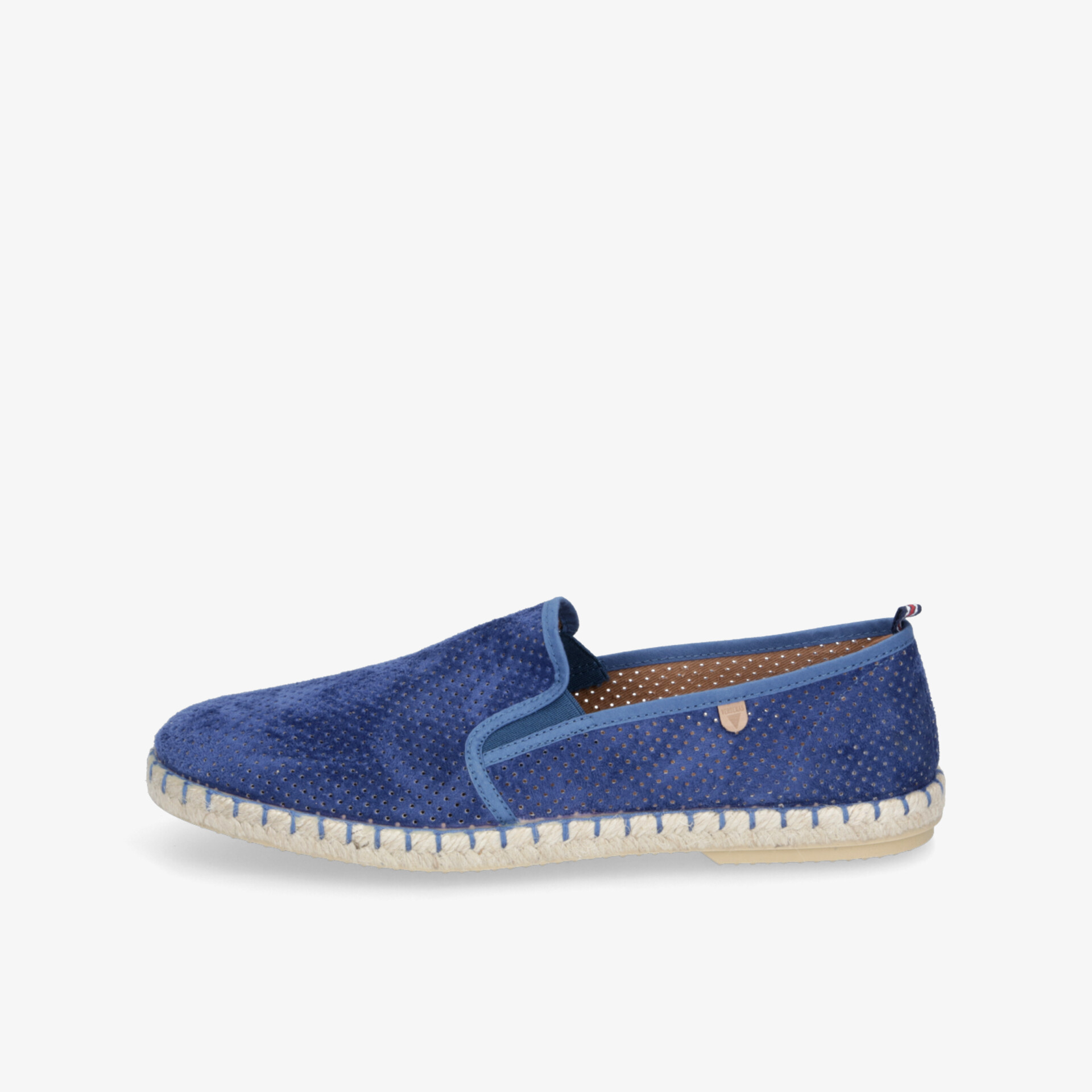 Leichter, bequemer blauer Slipper mit atmungsaktivem Material und rutschfester Sohle in klarer Seitenansicht