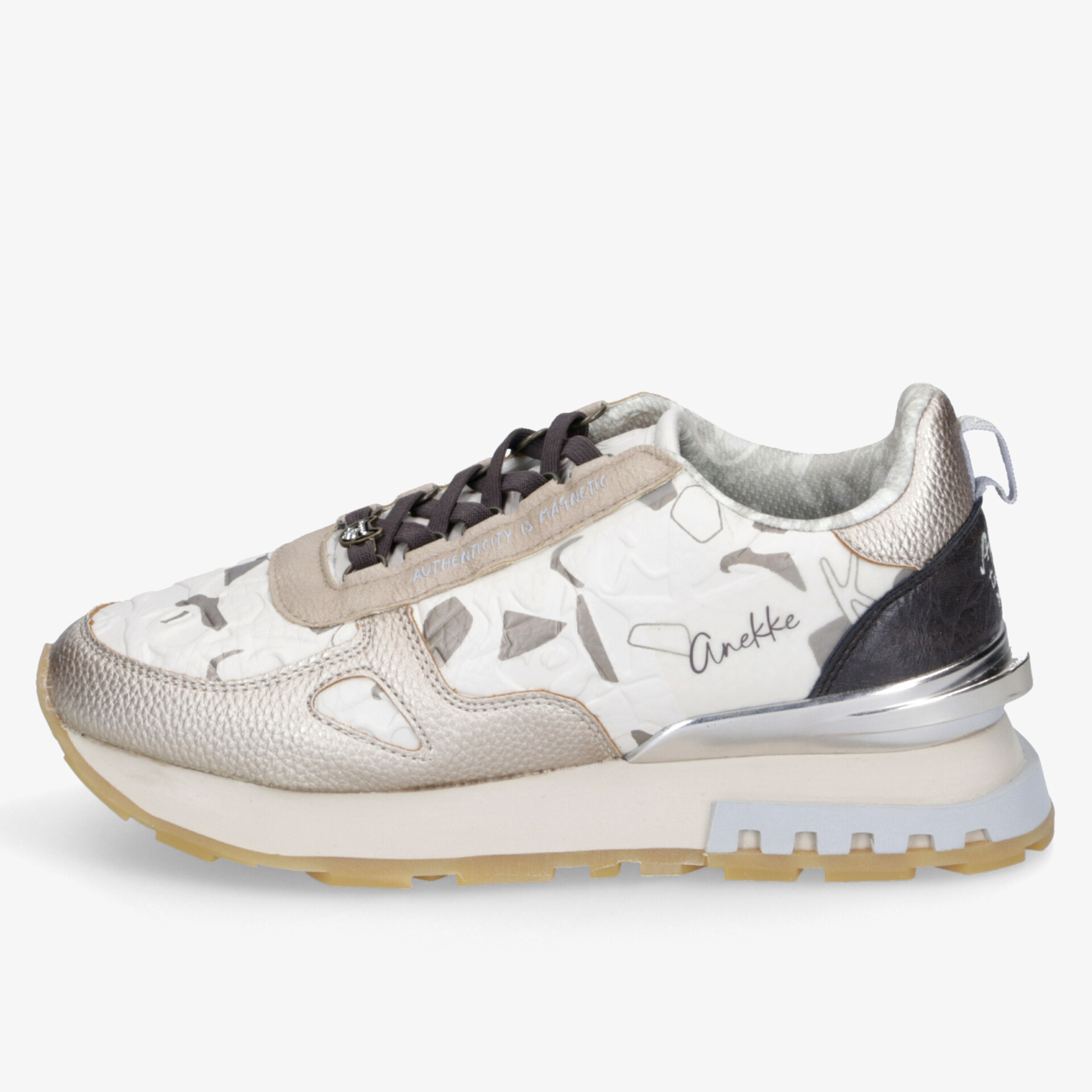 Moderner Sneaker mit stilvollem Design, beiger und weißer Musterung, ideal für jeden Anlass.