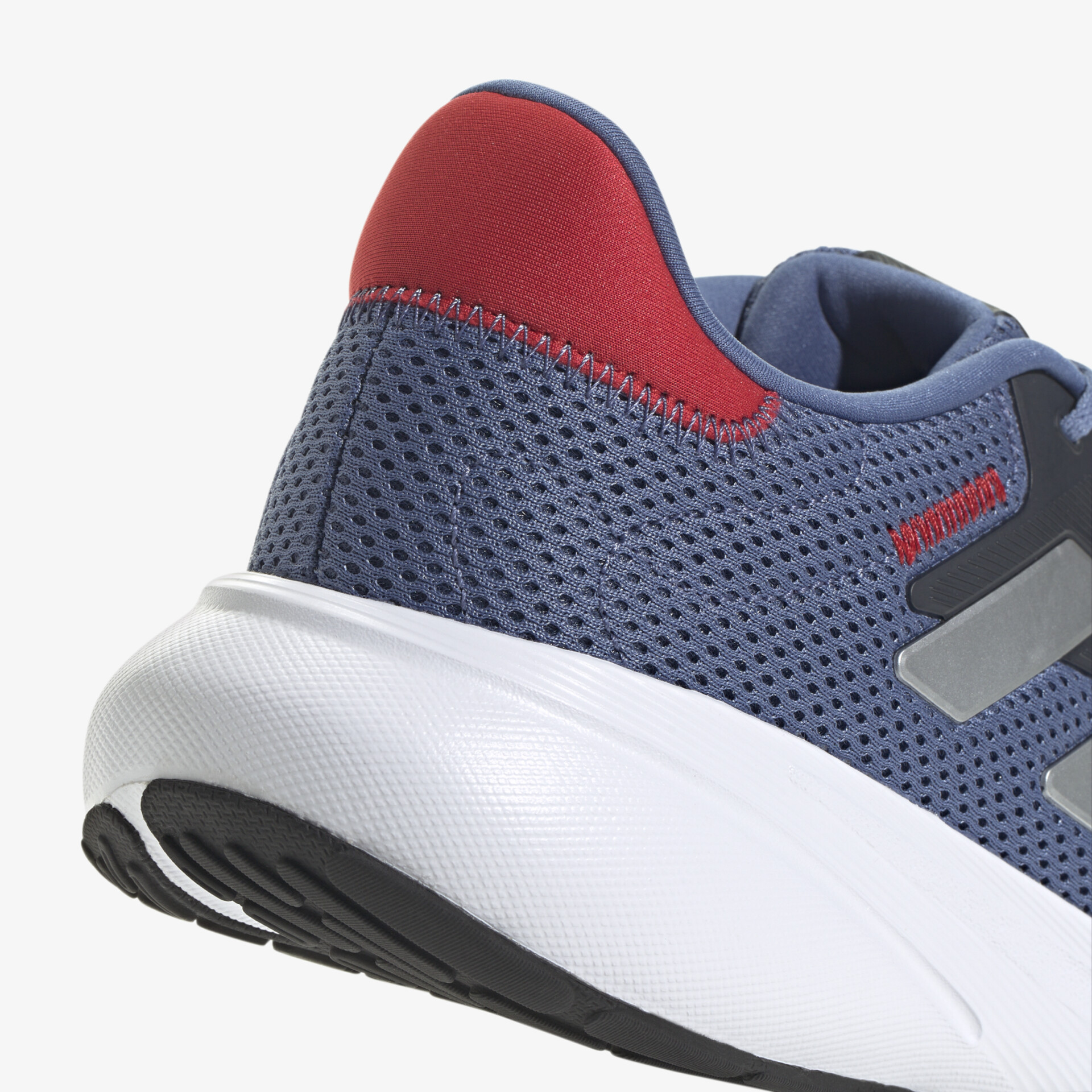 Sportlicher Schuh mit Mesh-Design und kontrastierendem Fersenbereich. Perfekt für aktiven Lifestyle.