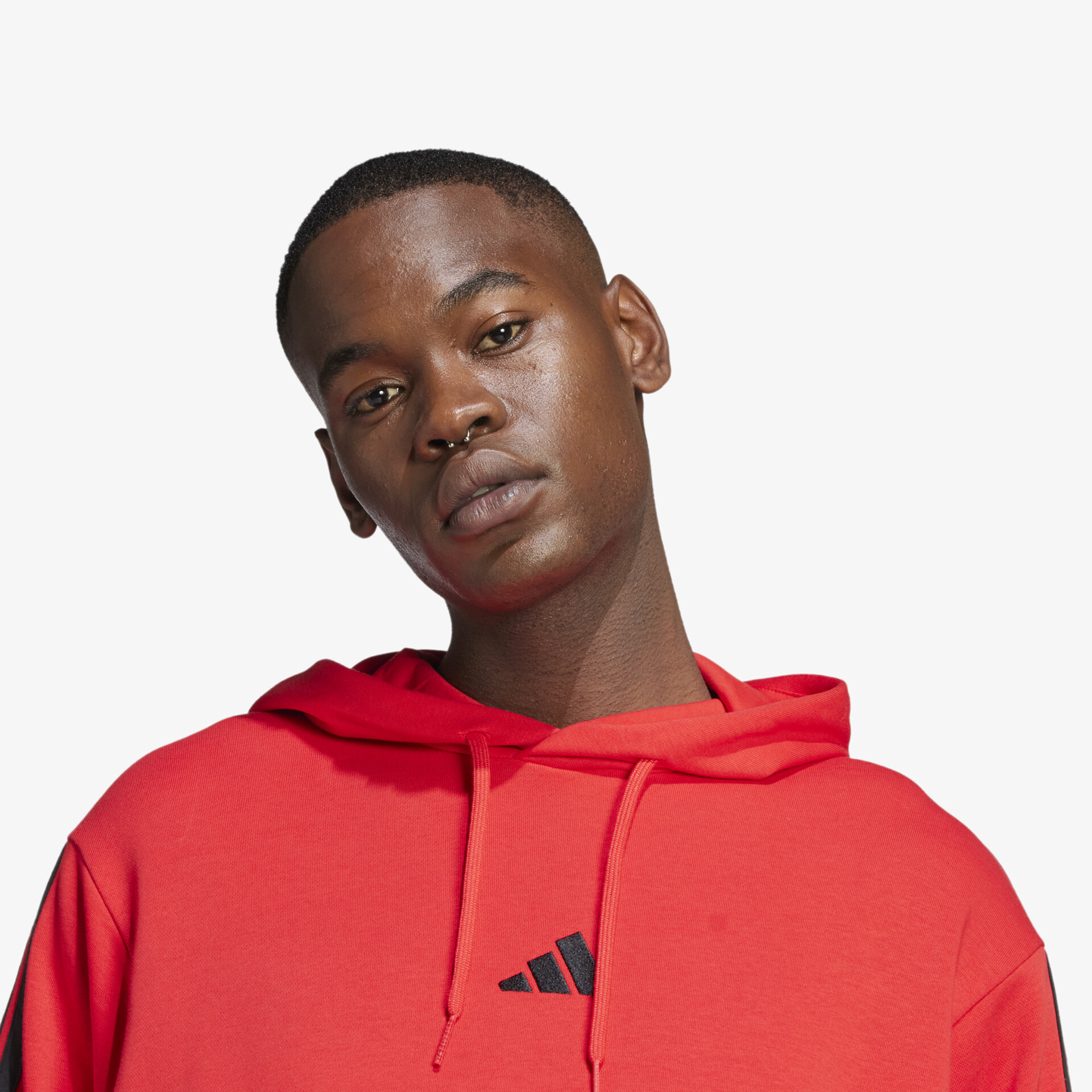 Porträt einer Person mit rotem Hoodie, sportlich und modisch, bequemer und lässiger Look