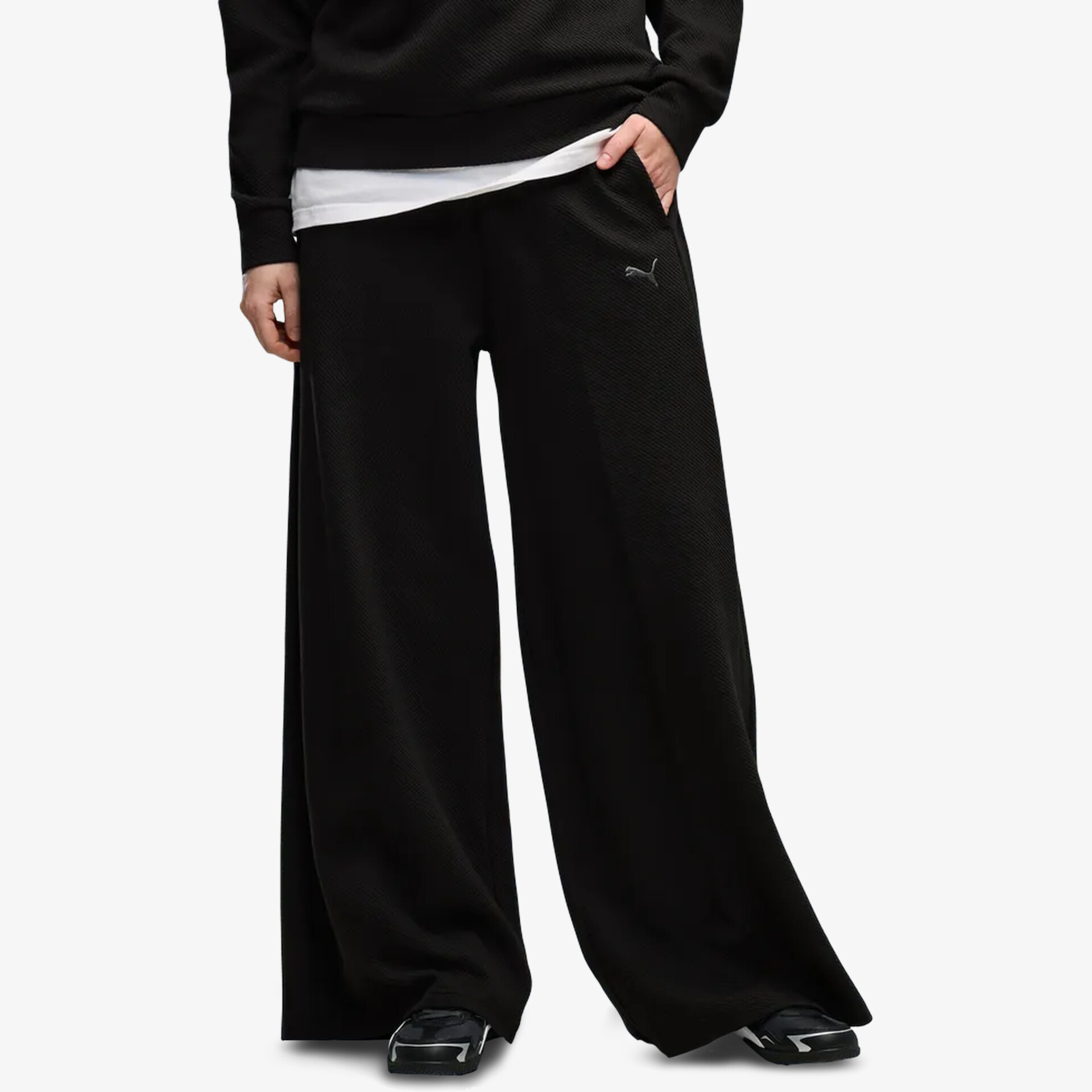 Schwarze weite Hose mit lockerer Passform und modernem Design, bequem für den Alltag