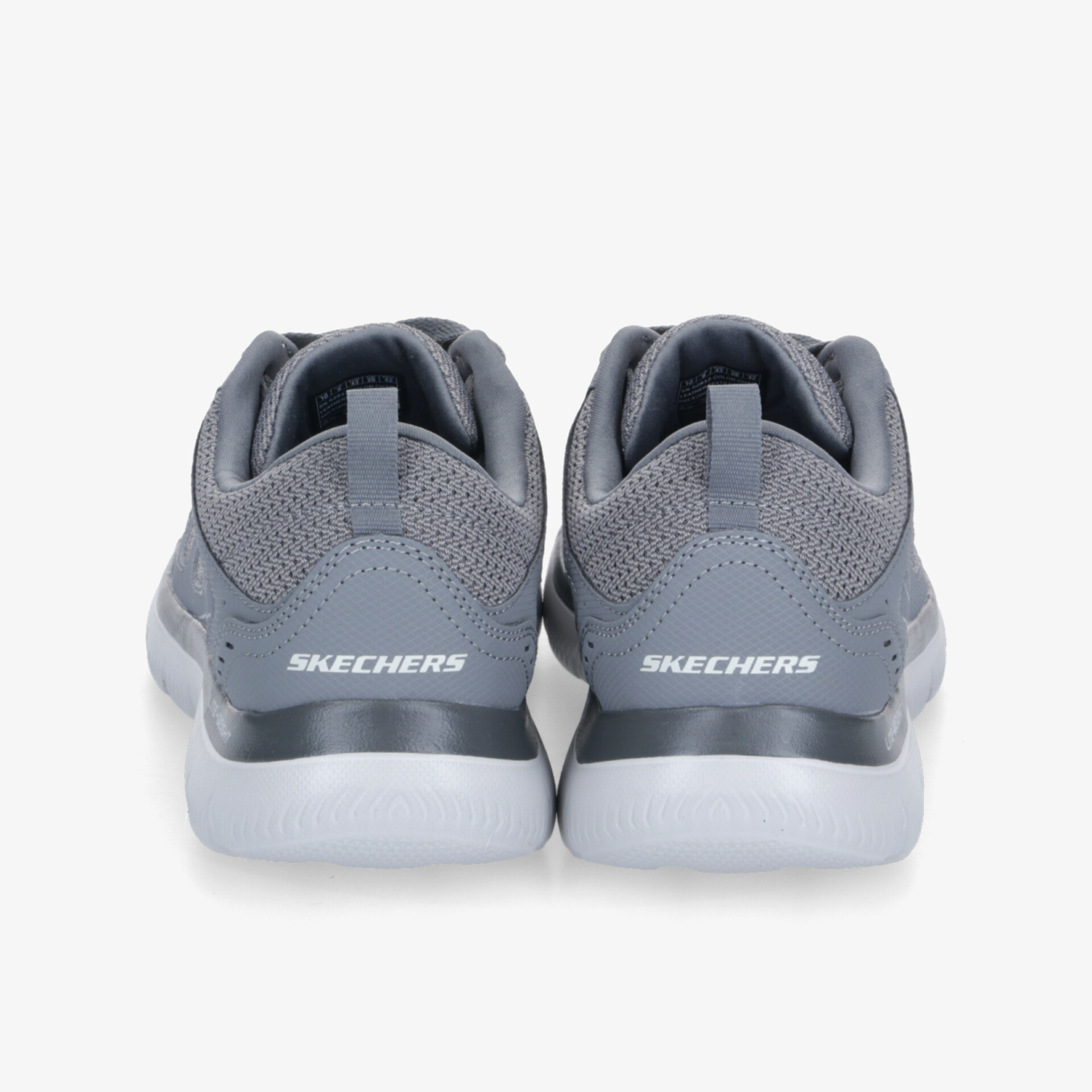 Graue Sneaker mit komfortabler Polsterung und rutschfester Sohle in Rückansicht, sportliches und leichtes Design