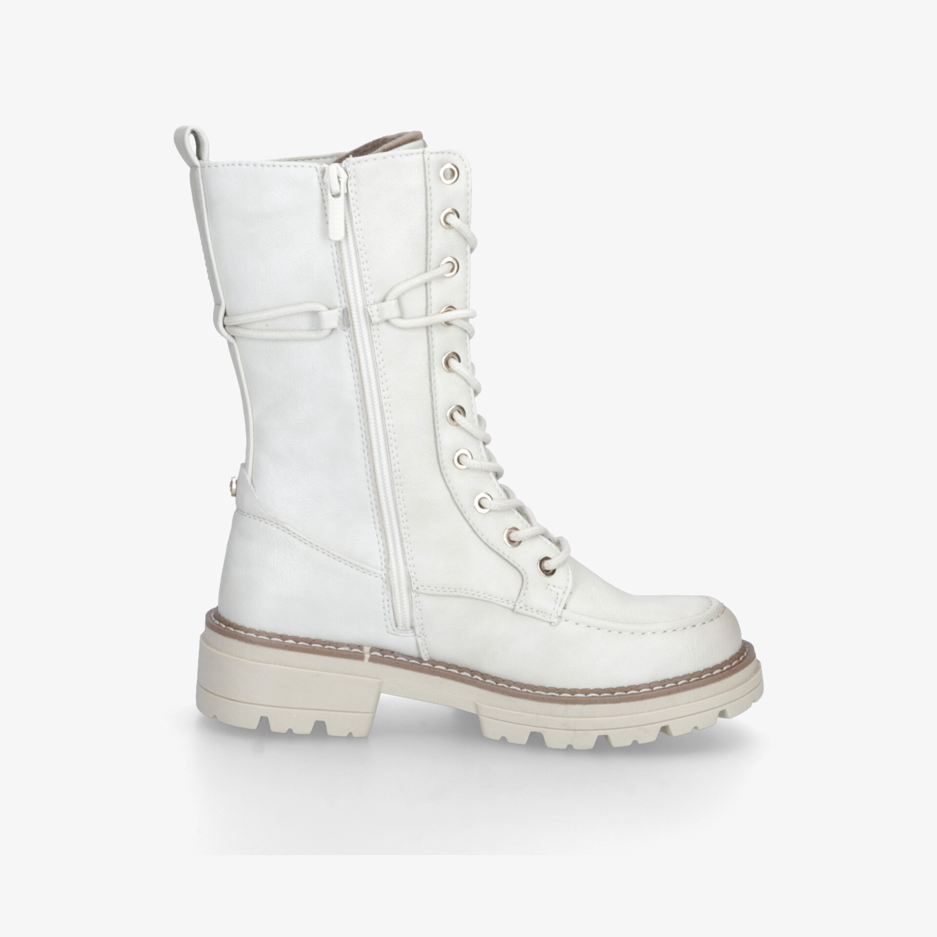 Weißer Lacklederstiefel mit Schnürung, Reißverschluss und robuster rutschfester Sohle in klarer Seitenansicht