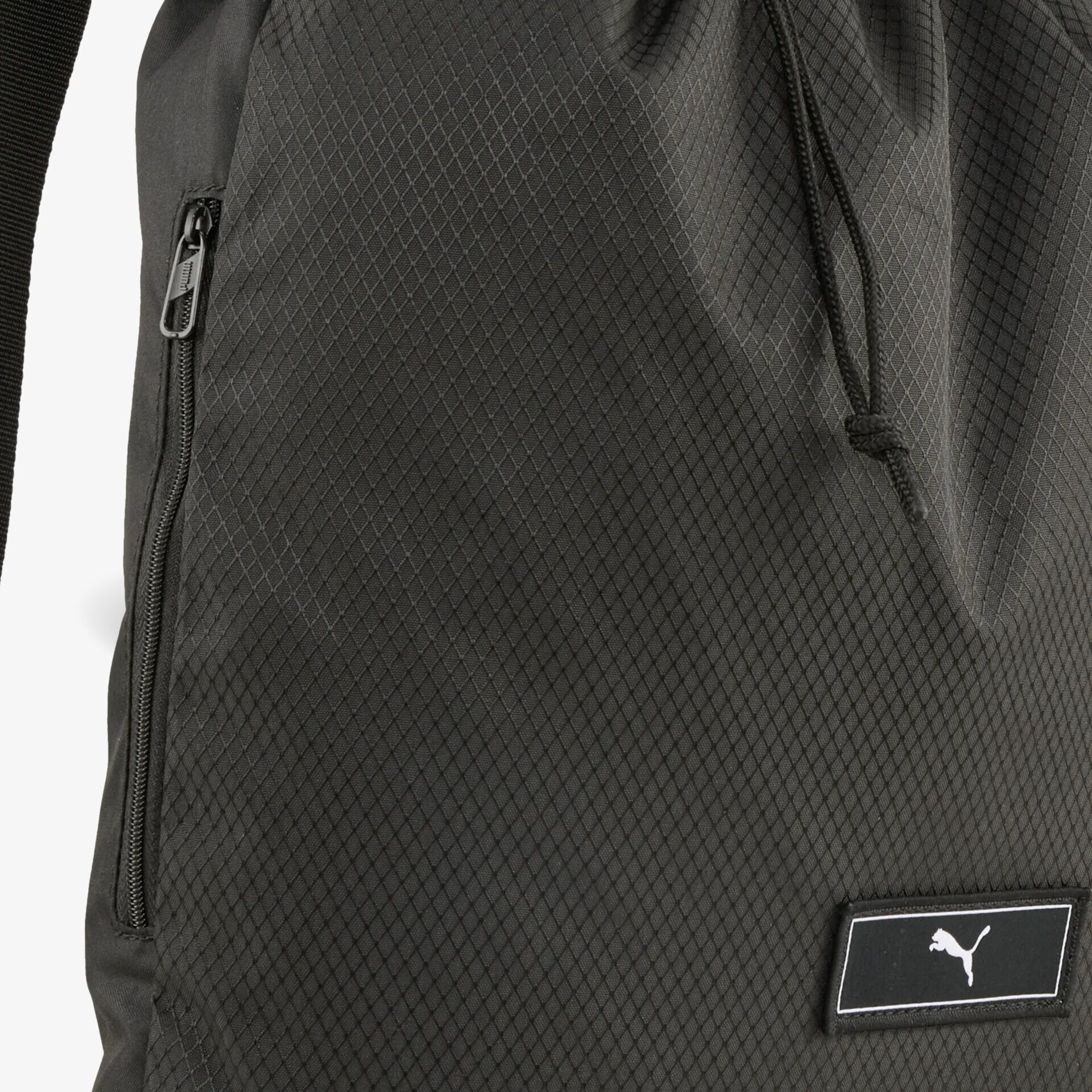 Detailaufnahme eines schwarzen Puma Rucksacks mit sichtbar robustem Material und praktischem Reißverschluss