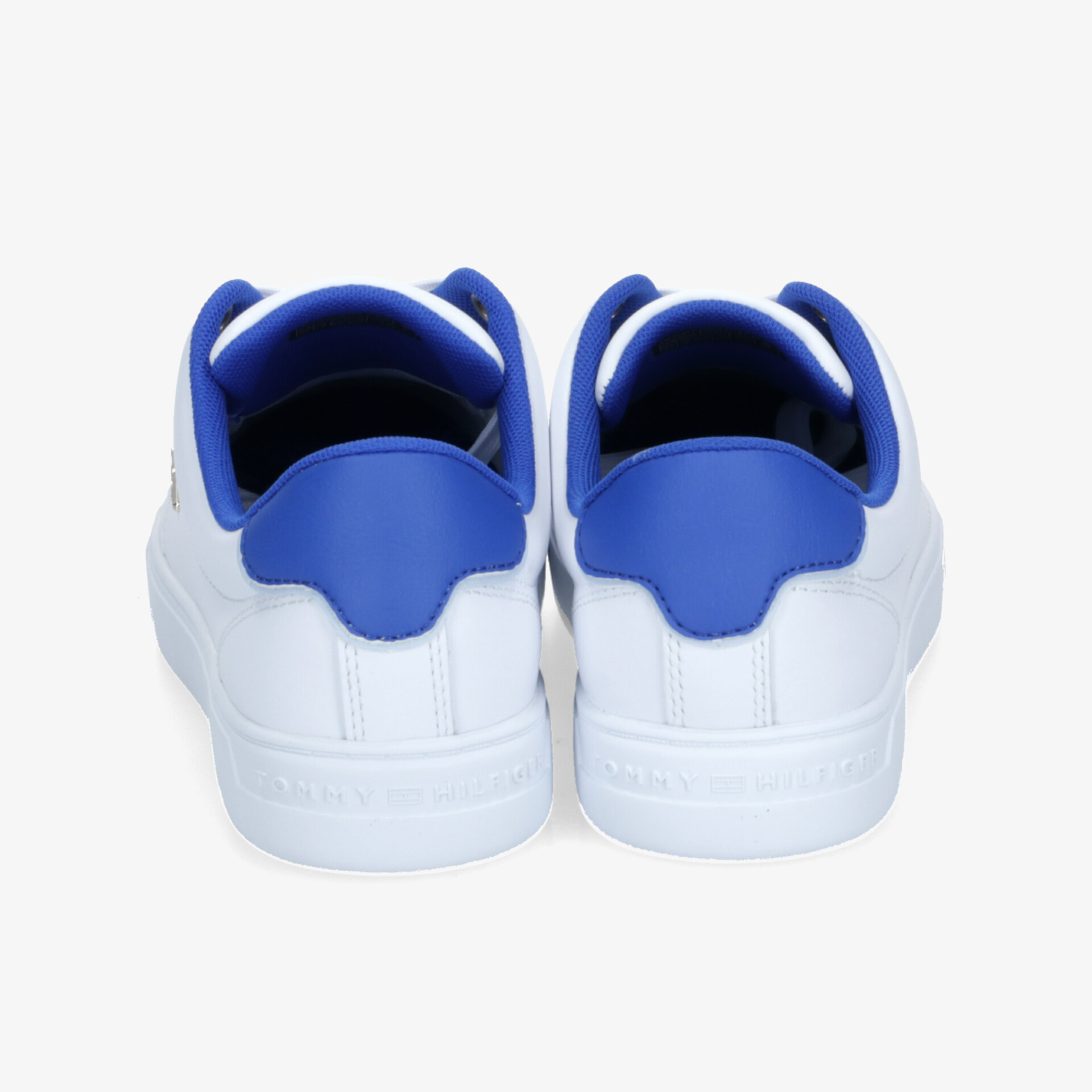 Weiße Sportschuhe mit blauem Fersenbereich, klare Rückansicht, modernes und bequemes Design