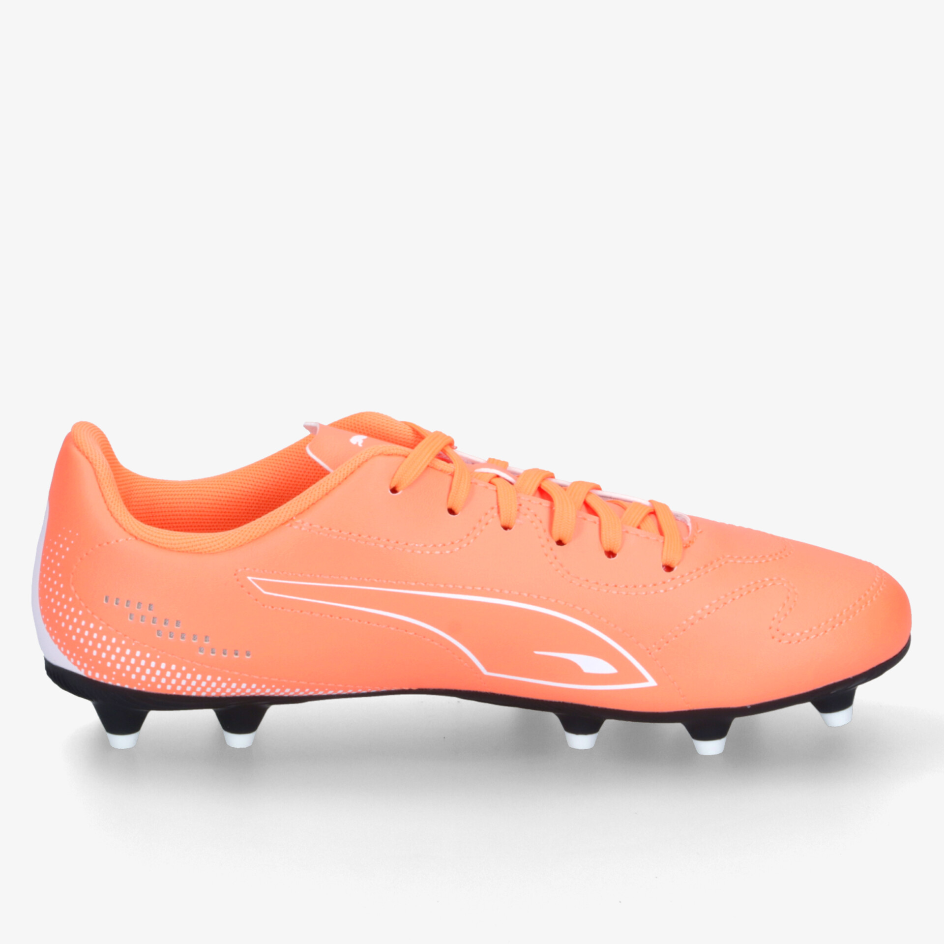 Seitliche Ansicht eines sportlichen orangen Fußballschuhs mit Schnürung und rutschfesten Stollen für optimale Leistung