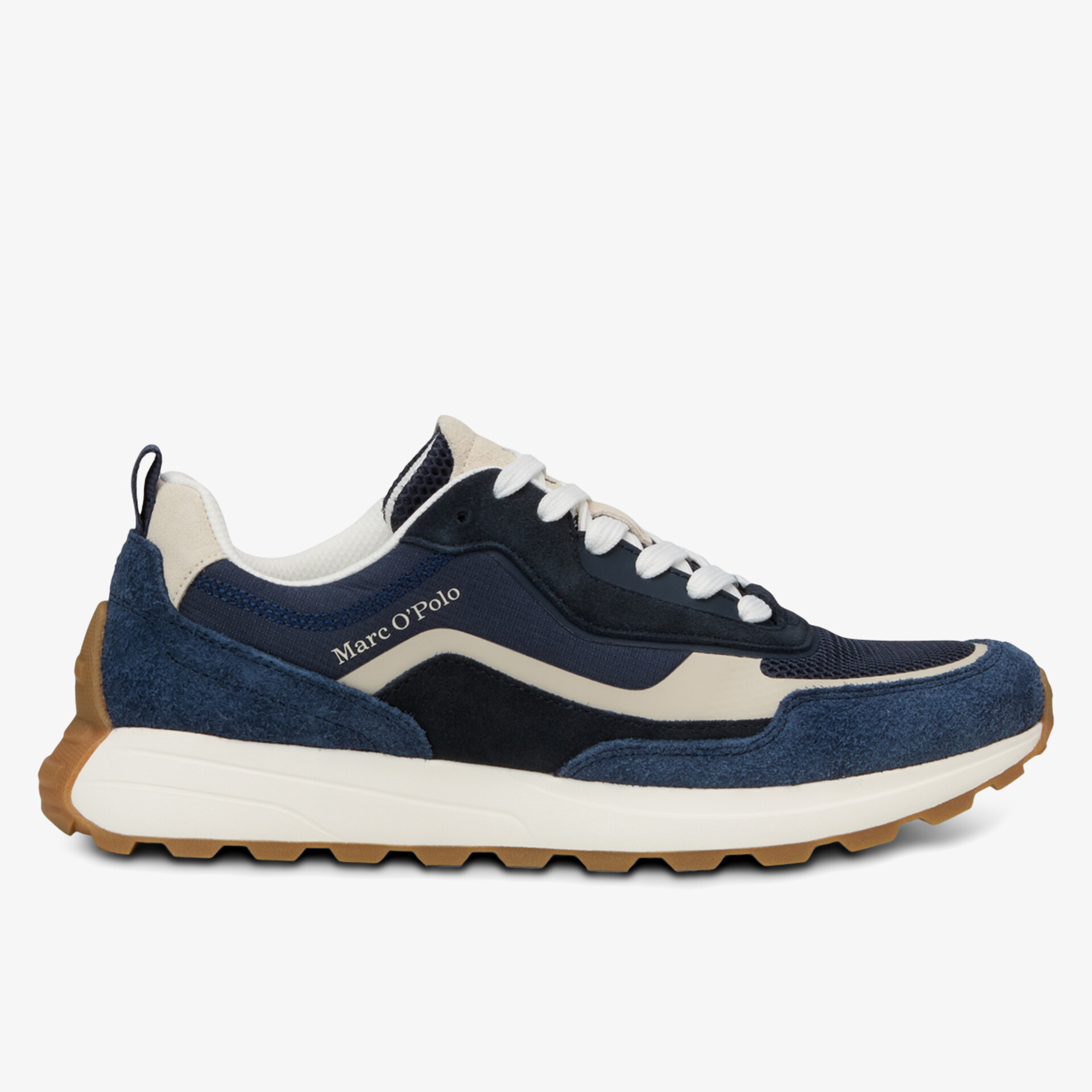 Seitliche Ansicht eines bequemen und modischen Sneaker mit robuster Profilsohle und atmungsaktivem Material